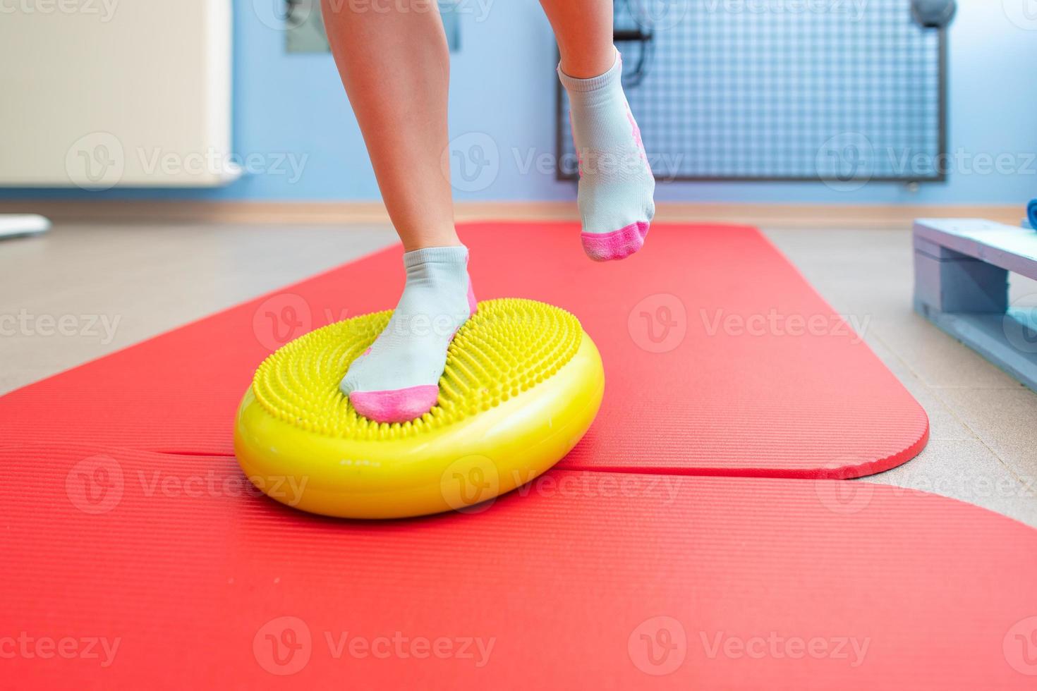 ejercicios para la propiocepción del tobillo en un estudio de fisioterapia foto