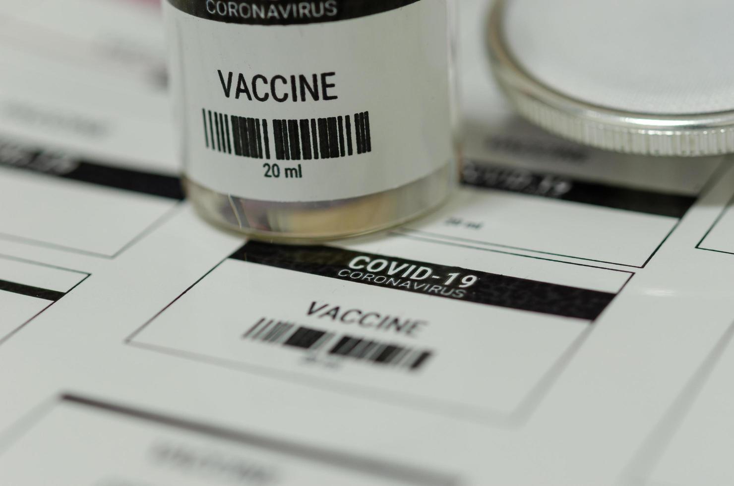 etiquetas de medicamentos y frascos de vacunas covid-19 foto