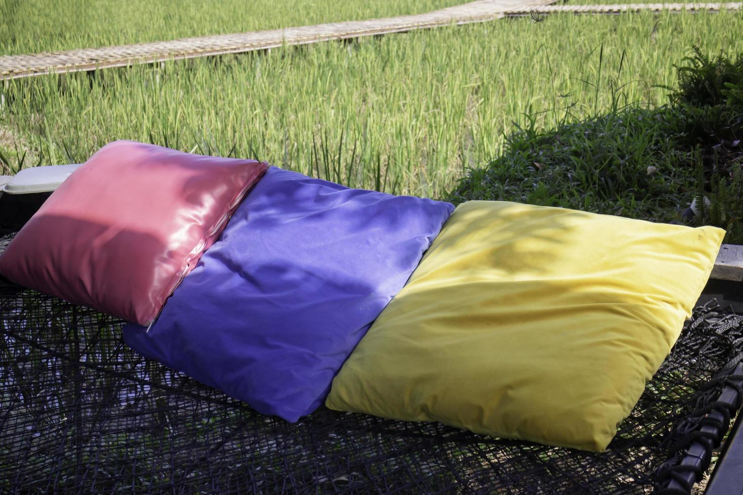 almohadas de colores en una hamaca foto