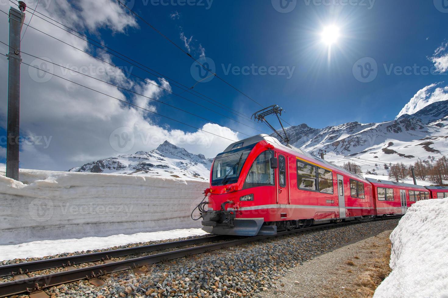 Tren de montaña suizo cruza los Alpes con muro de nieve foto