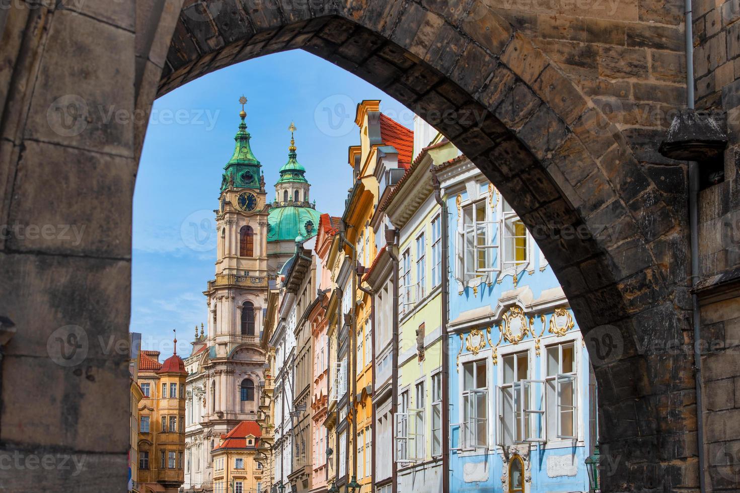 entrada al colorido distrito de mala strana en praga foto