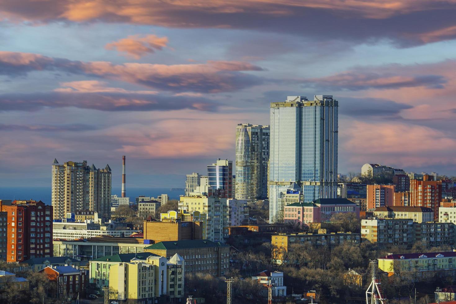 paisaje urbano con edificios altos y colorido cielo nublado en vladivostok, rusia foto