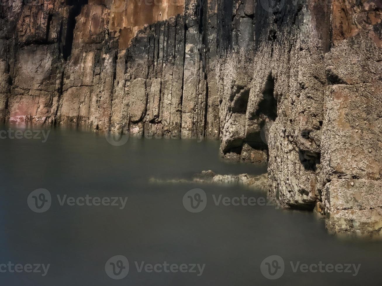 Rocas con bordes rectos durante la marea baja de una playa en la costa asturiana foto