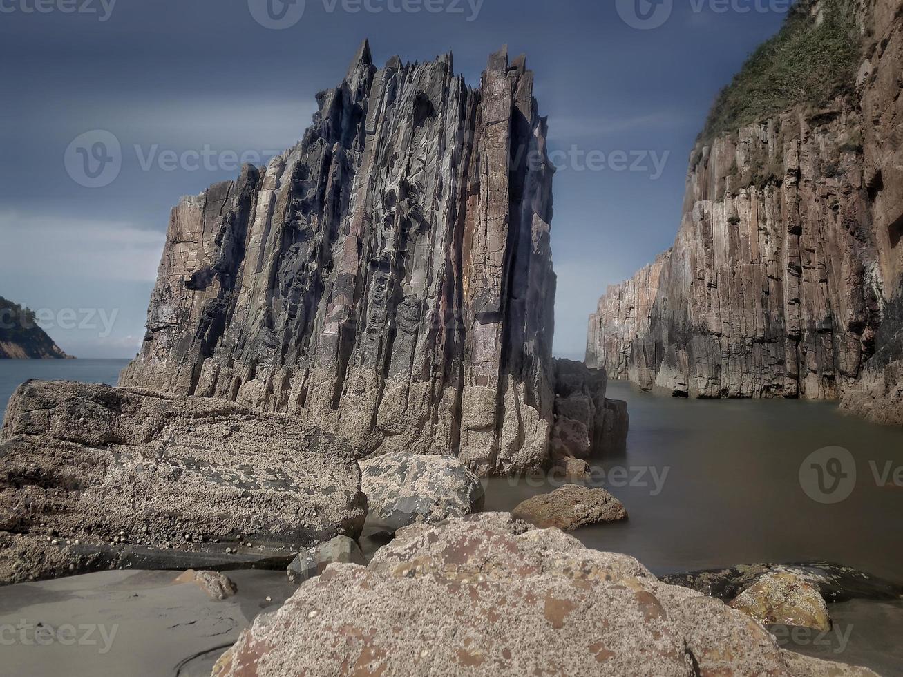 Rocas con bordes rectos durante la marea baja de una playa en la costa asturiana foto