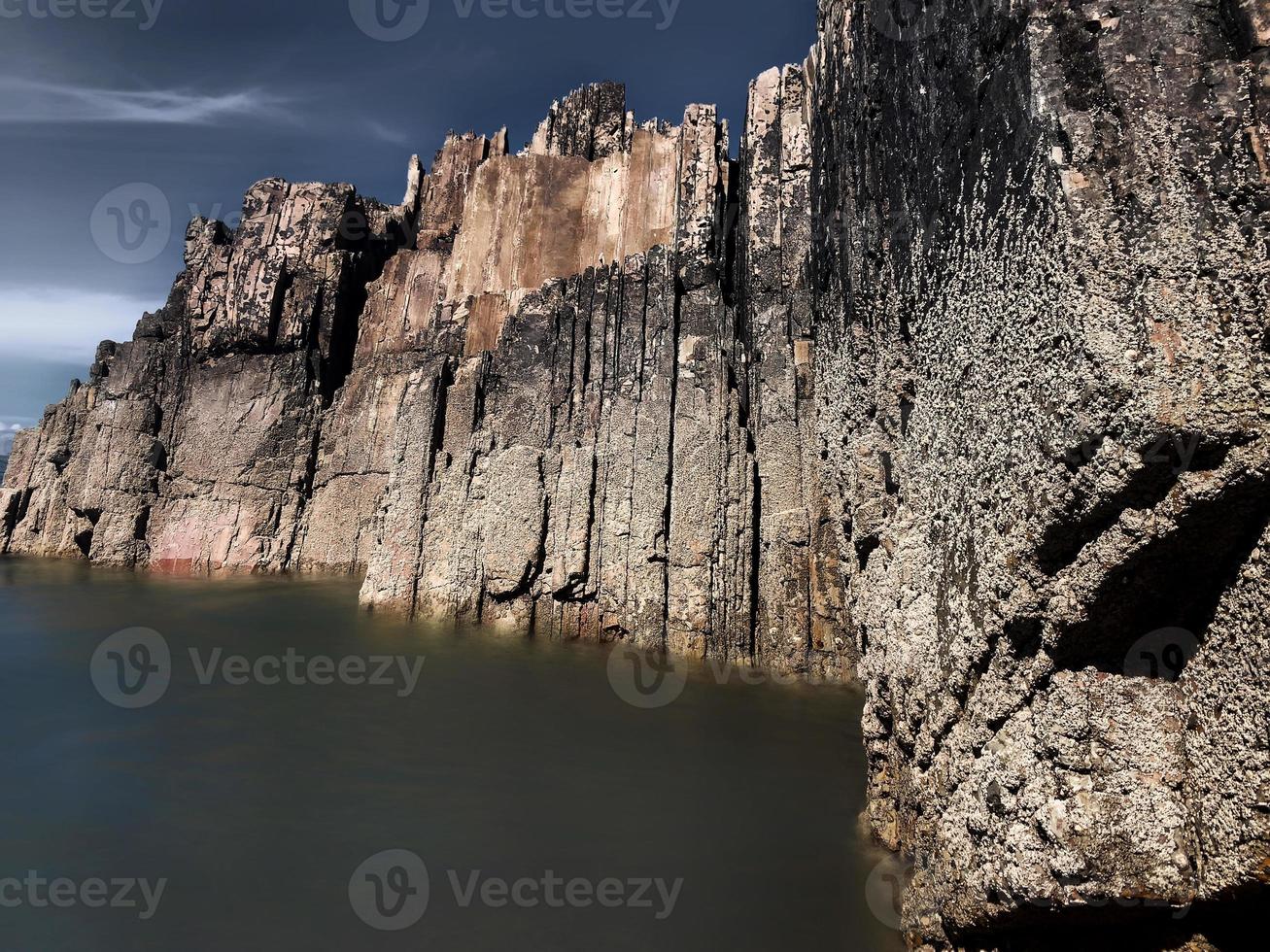 Rocas con bordes rectos durante la marea baja de una playa en la costa asturiana foto