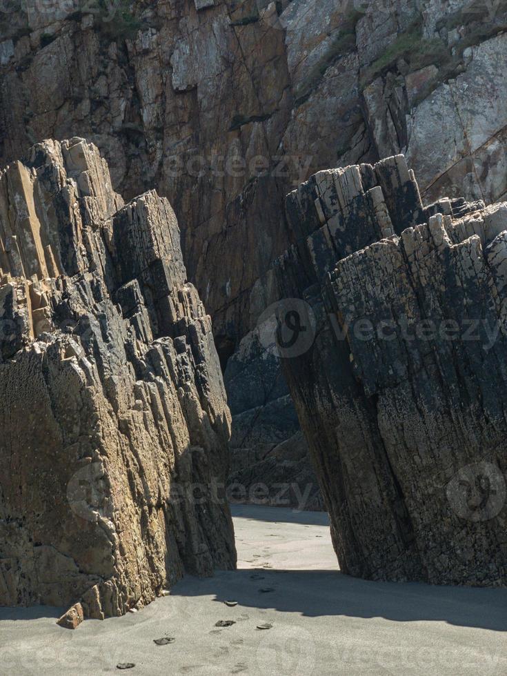 Rocas con bordes rectos durante la marea baja de una playa en la costa asturiana foto