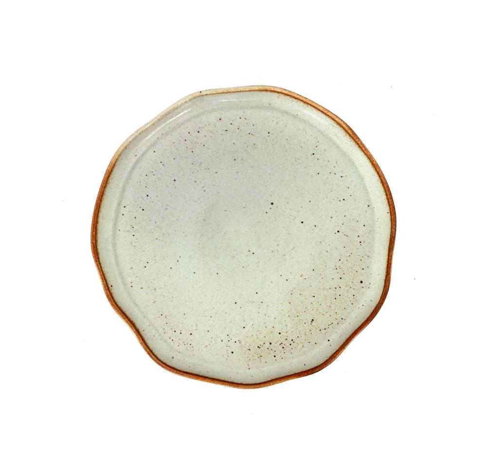 Vista superior de una placa de cerámica vacía aislado sobre un fondo blanco. foto