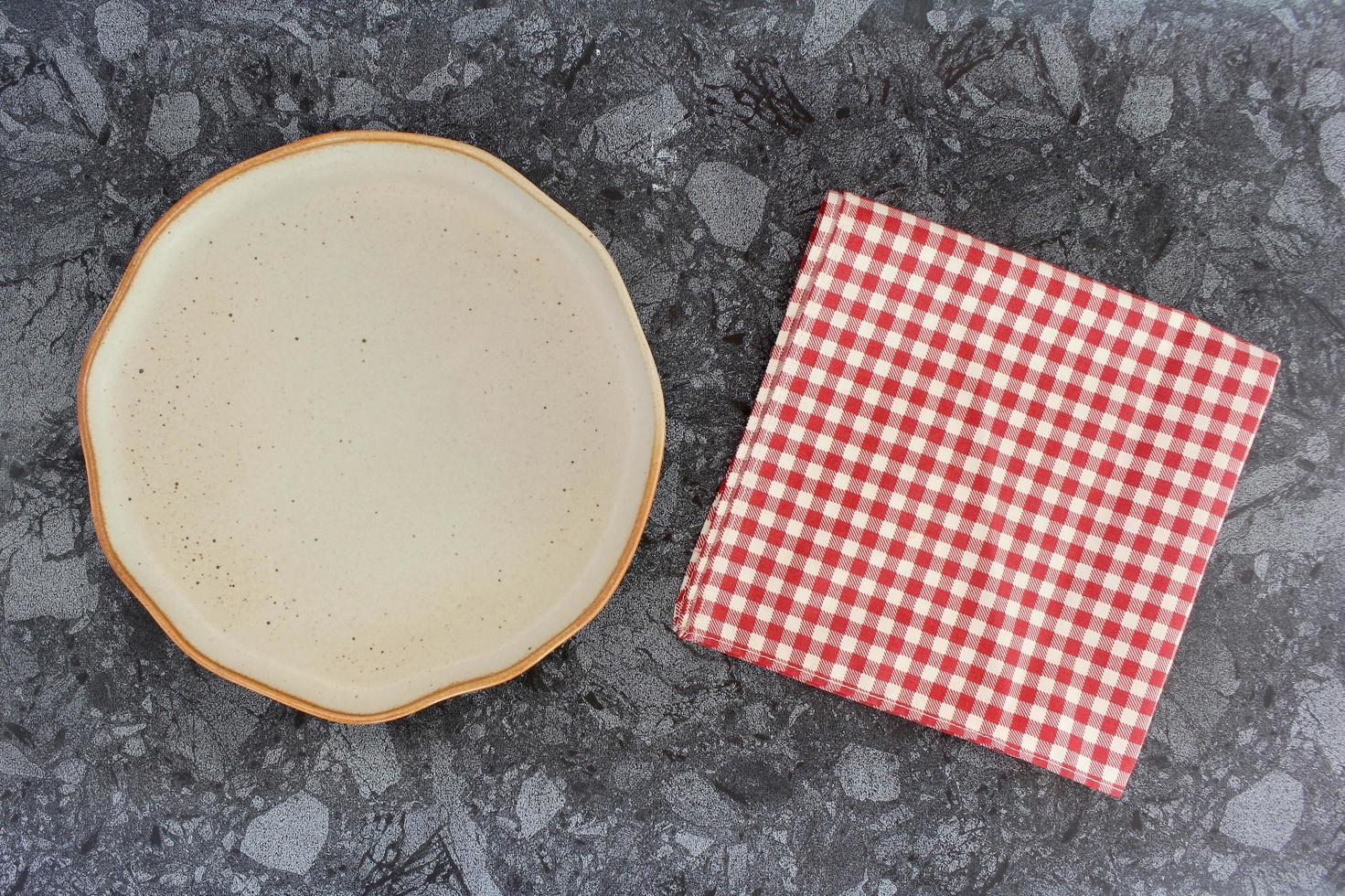 Vista superior de un plato de cerámica vacío con servilletas foto