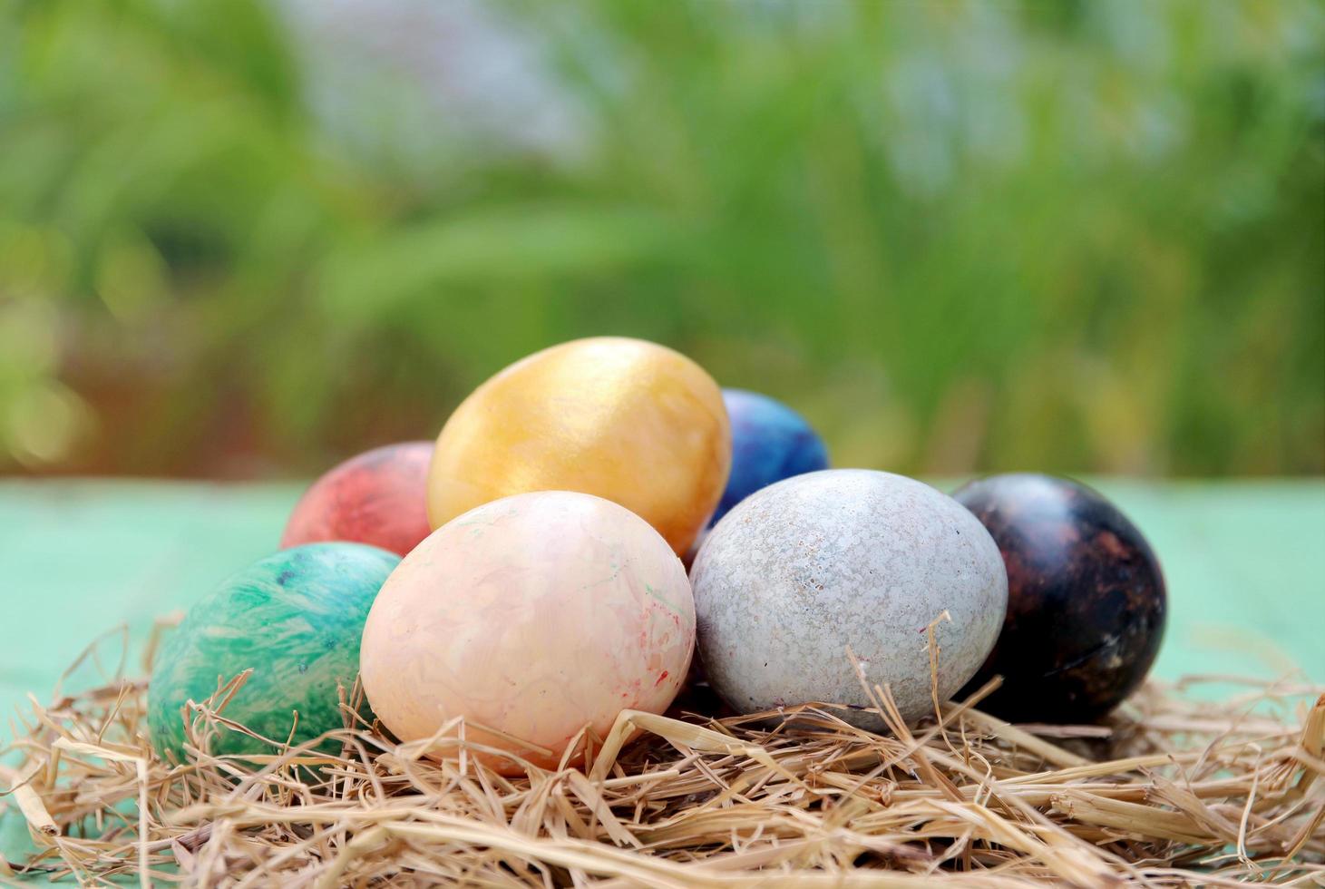 Huevos de pascua en un nido sobre un fondo de madera foto