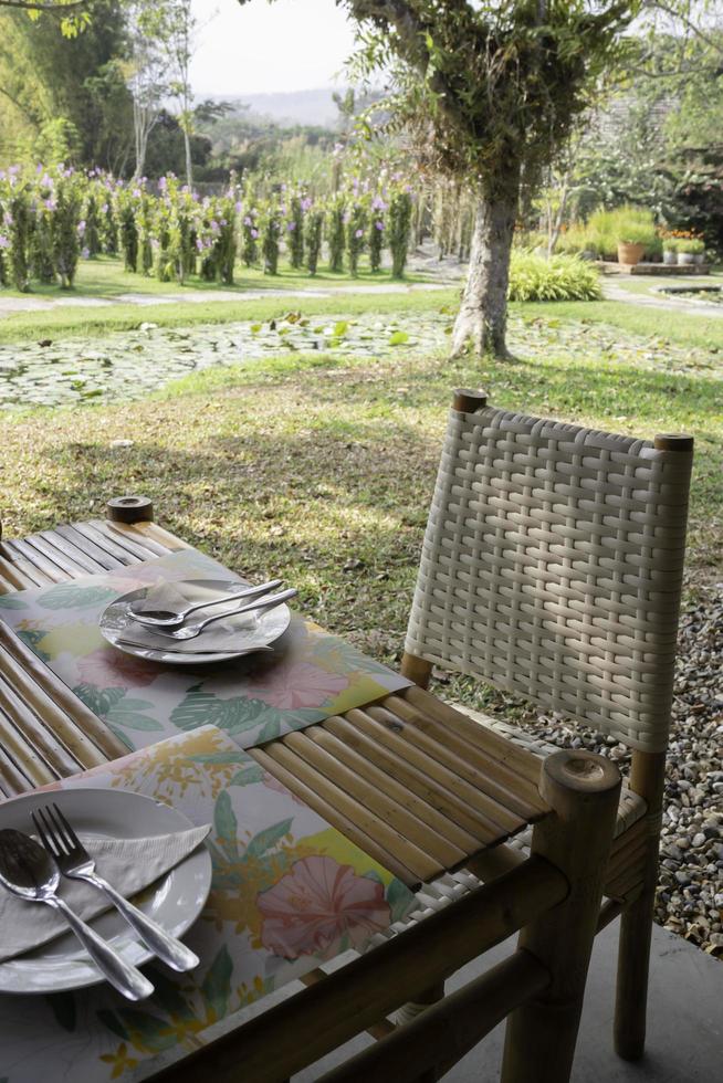 mesa de comedor al aire libre foto