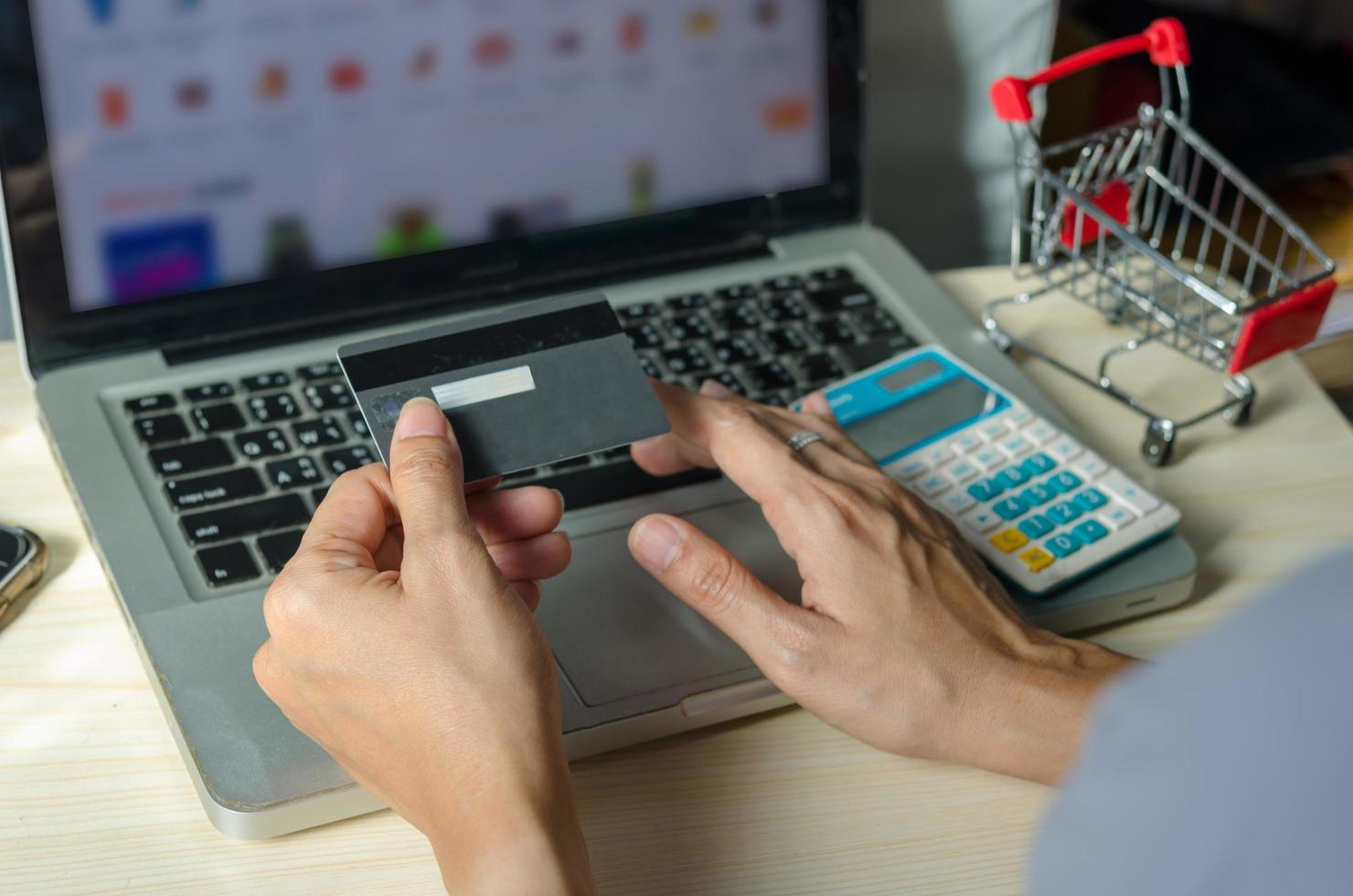 persona de compras en línea foto