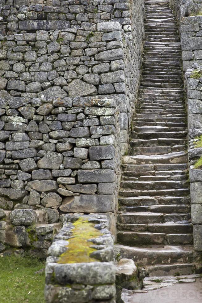 Escaleras de piedra en machu picchu, perú foto