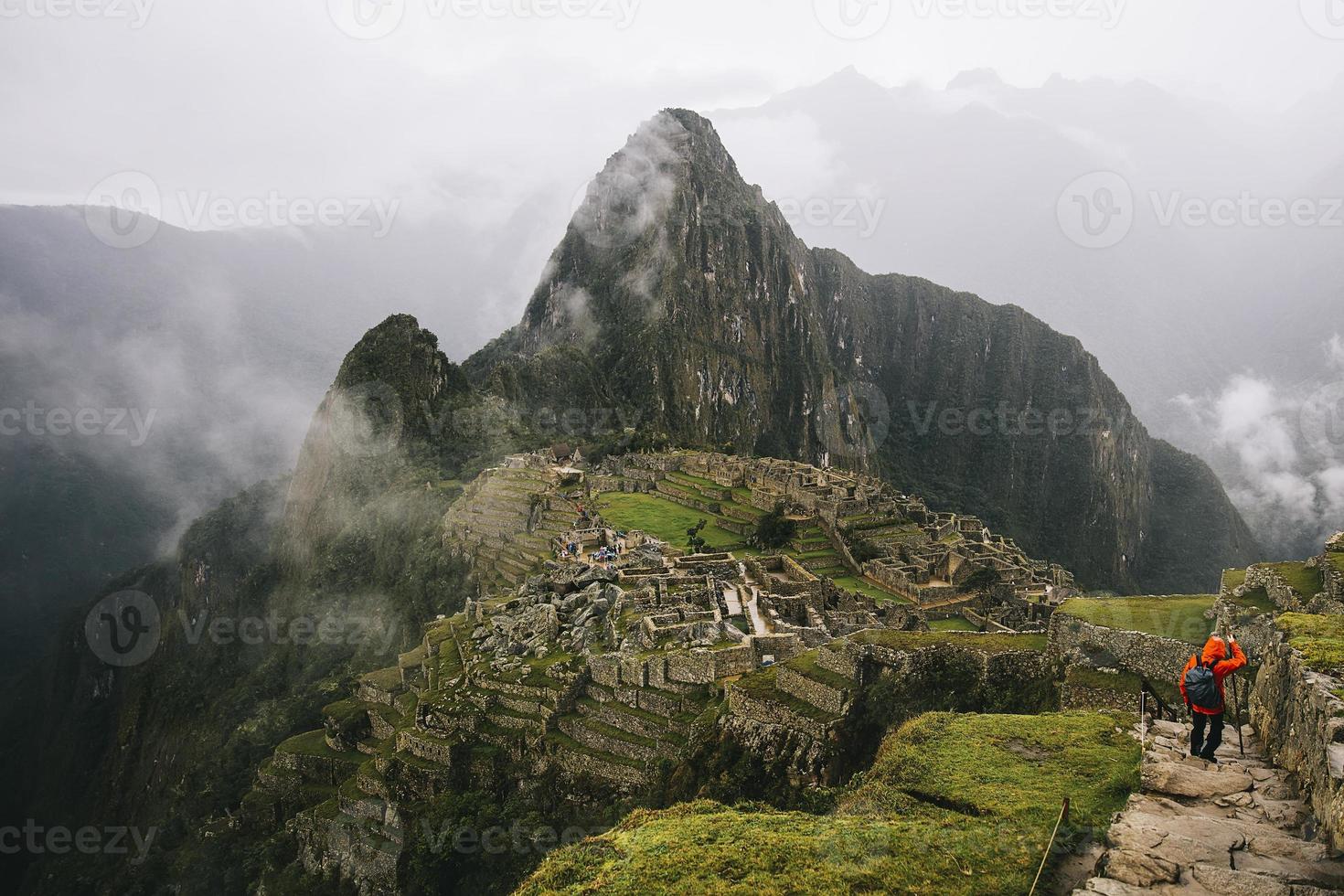joven, en, machu picchu, en, perú foto