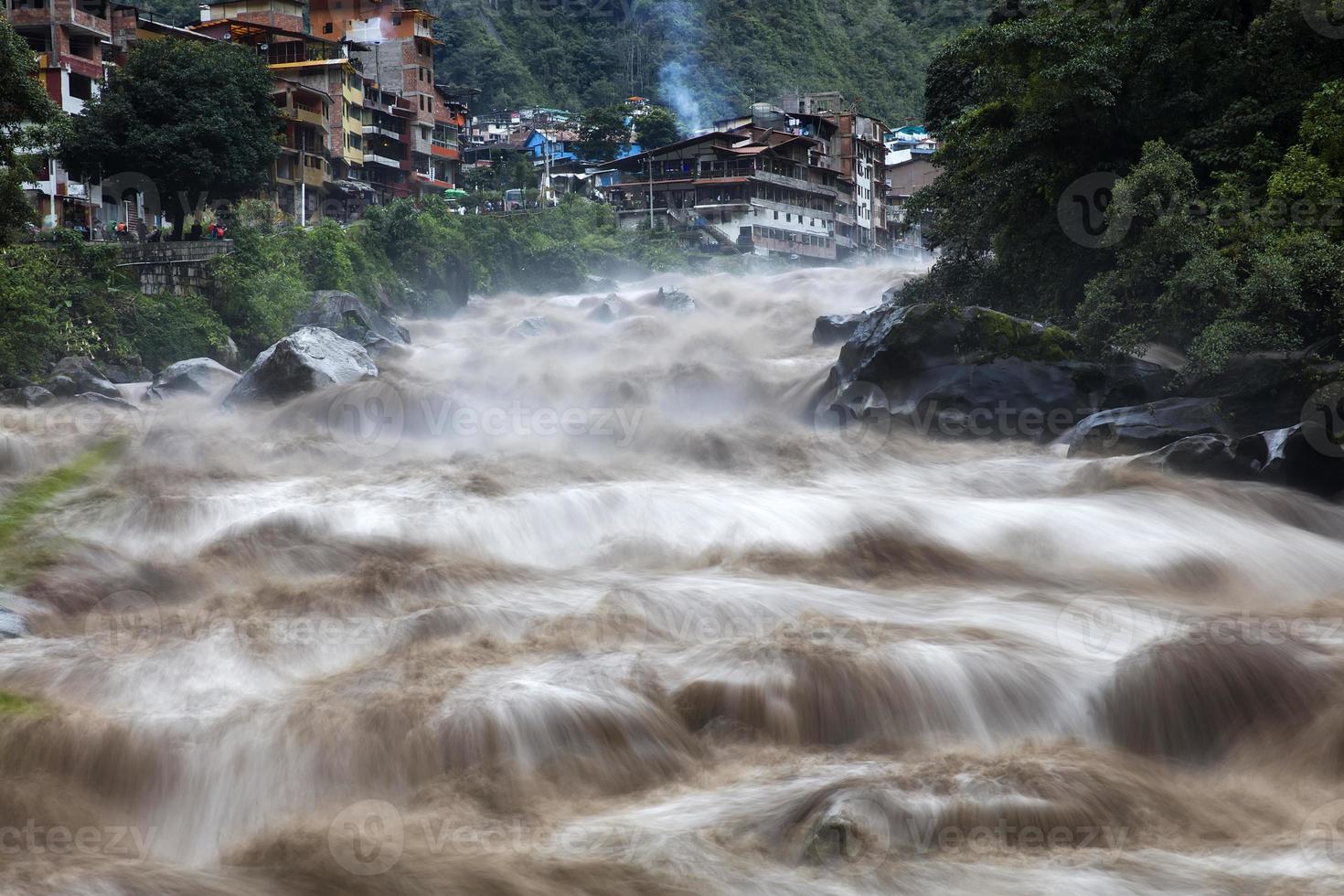 río urubamba en perú foto