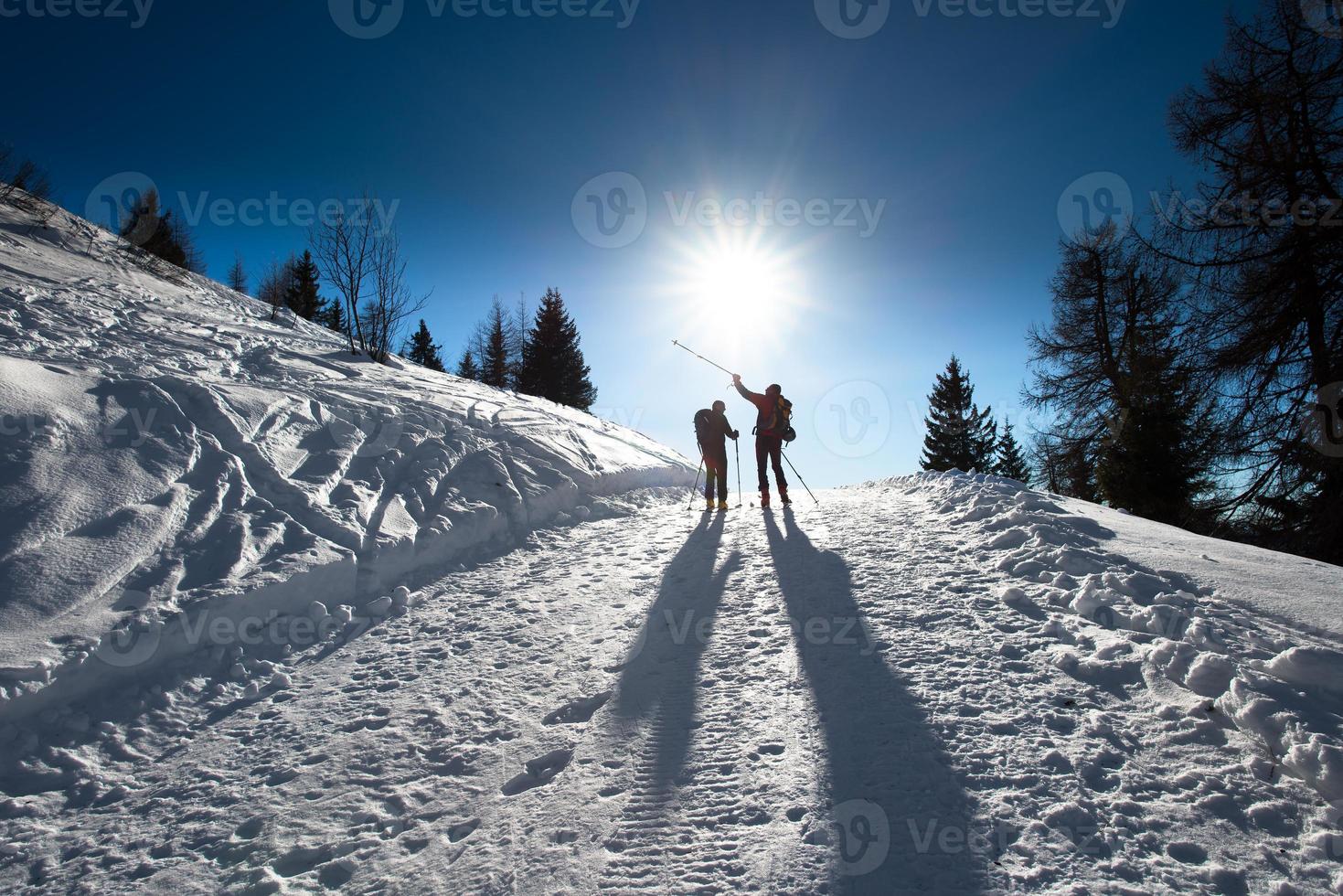 esquiadores alpinos cuesta arriba foto