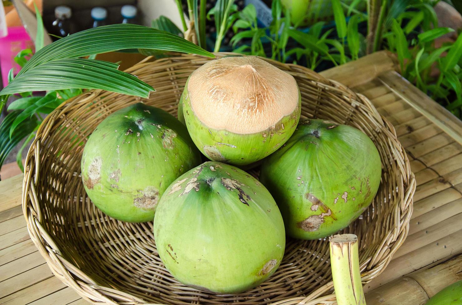 Cocos maduros en una placa tejida foto