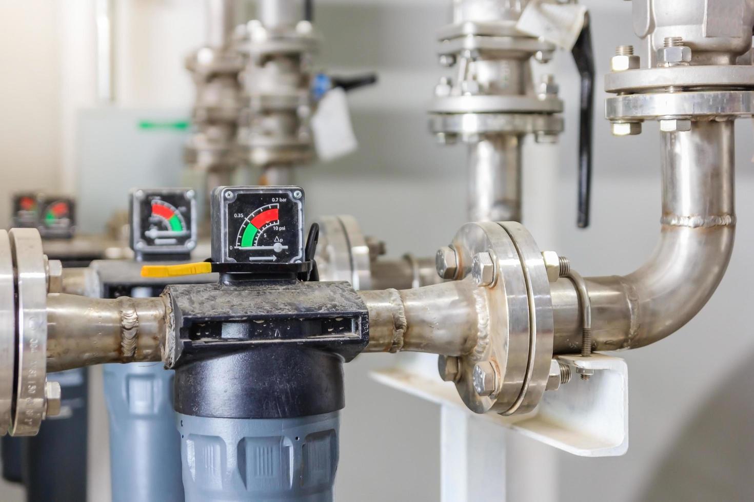 Manómetro de un manómetro del compresor para la bomba de aire en la fábrica. foto