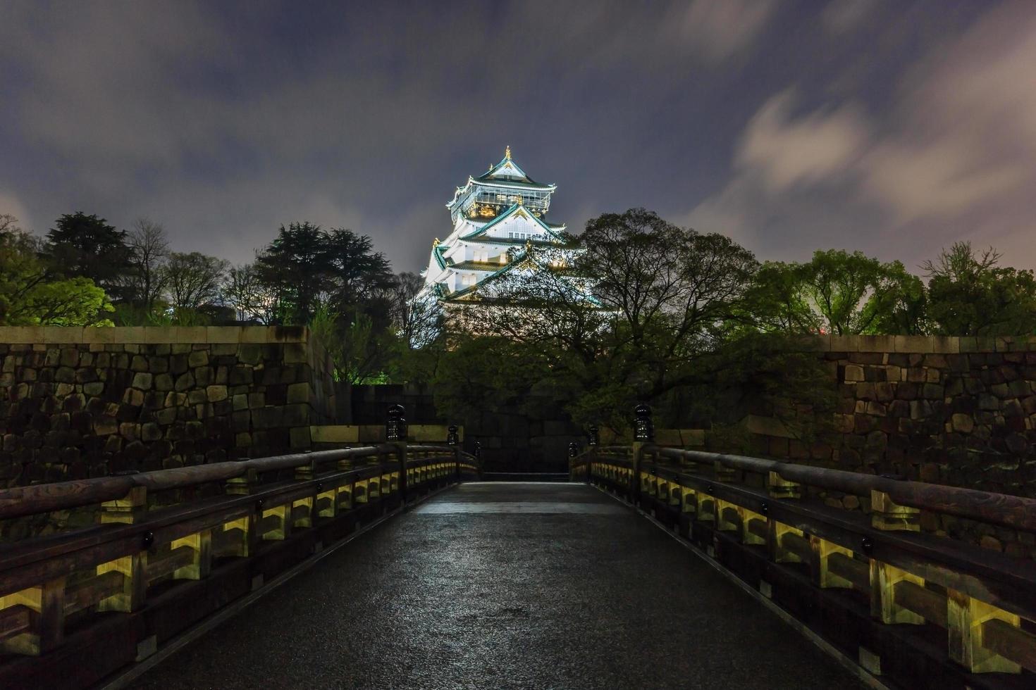 El castillo de Osaka y el puente Gokurakubashi al anochecer en la temporada de otoño, Osaka, Japón foto