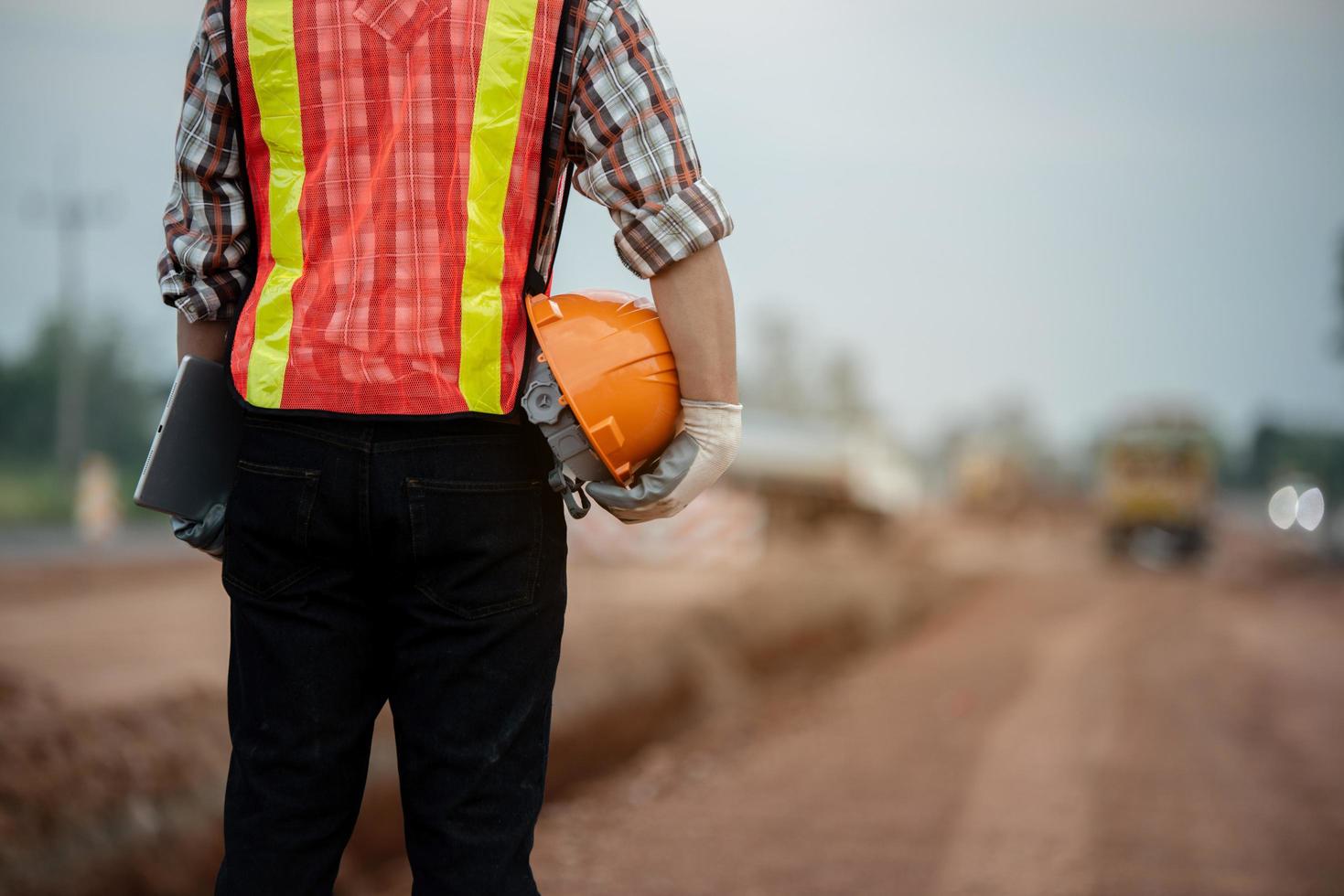 Ingeniero de construcción supervisando el trabajo en el sitio de construcción foto