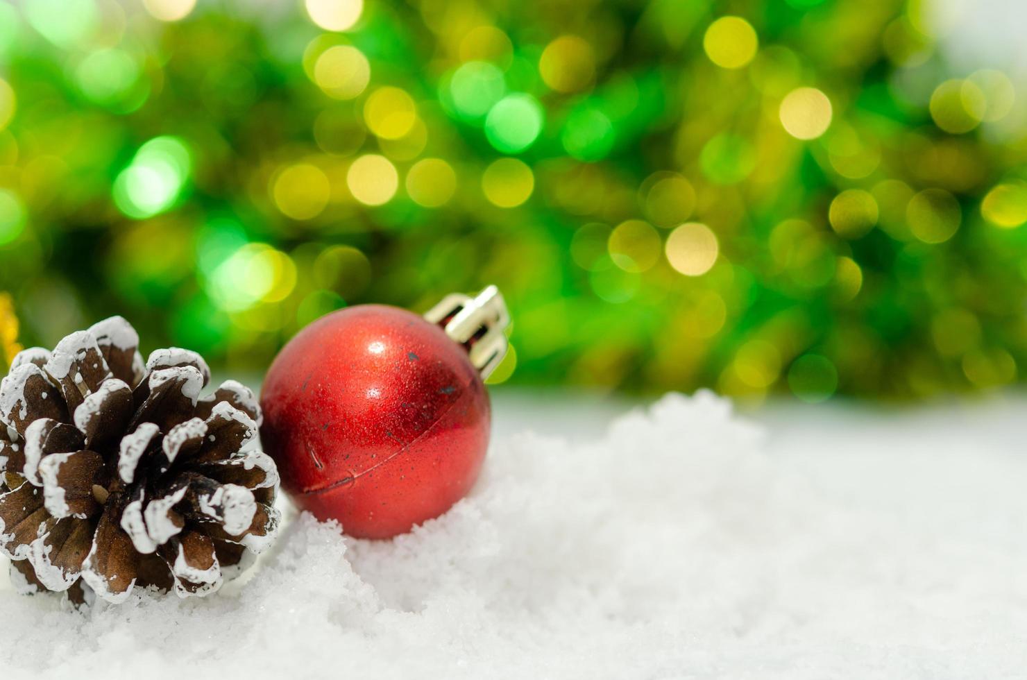 adornos navideños en hielo foto