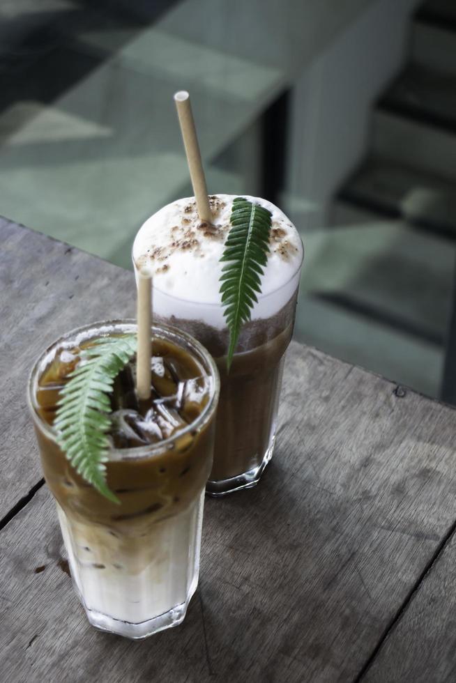 Bebida de café helado en la mesa de madera foto