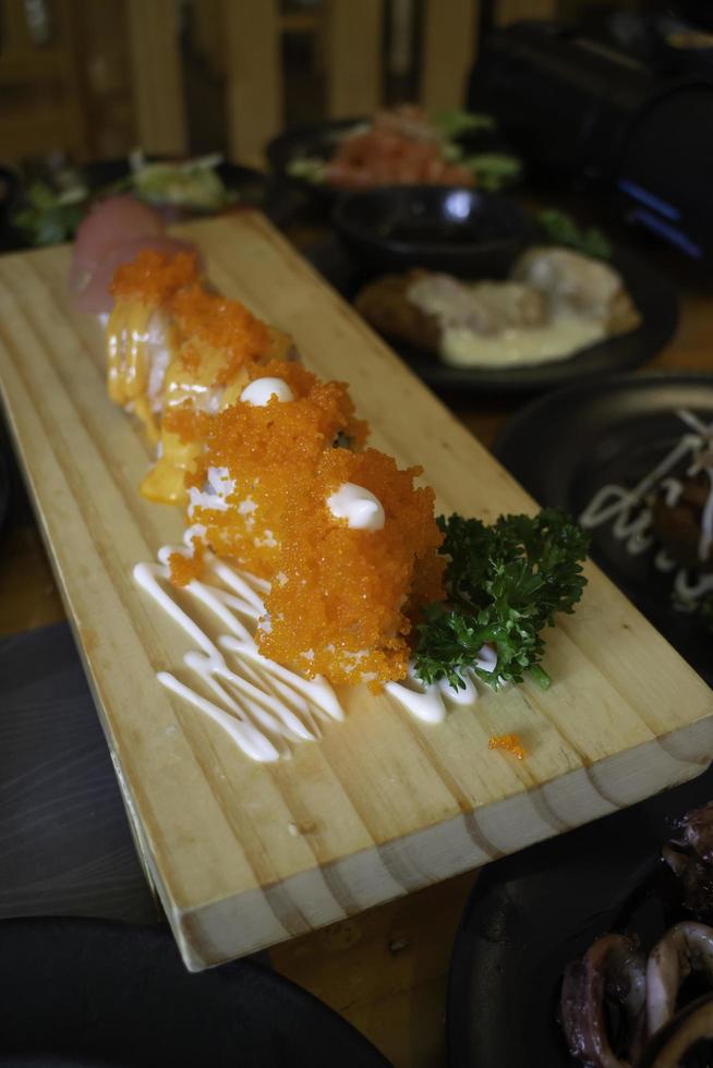 huevos de pescado en tabla de cortar foto