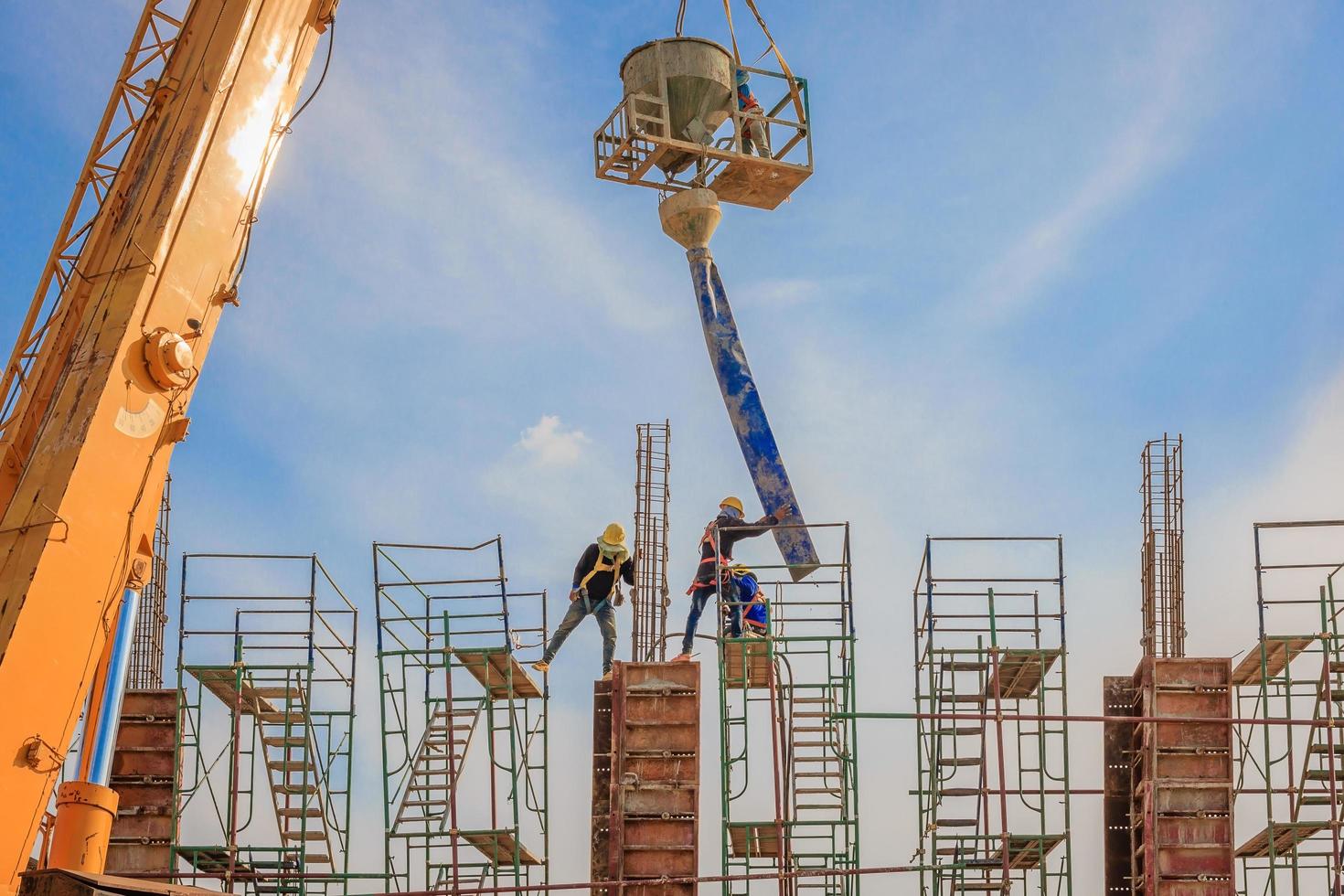 Trabajadores de la construcción que trabajan en andamios de alto nivel. foto