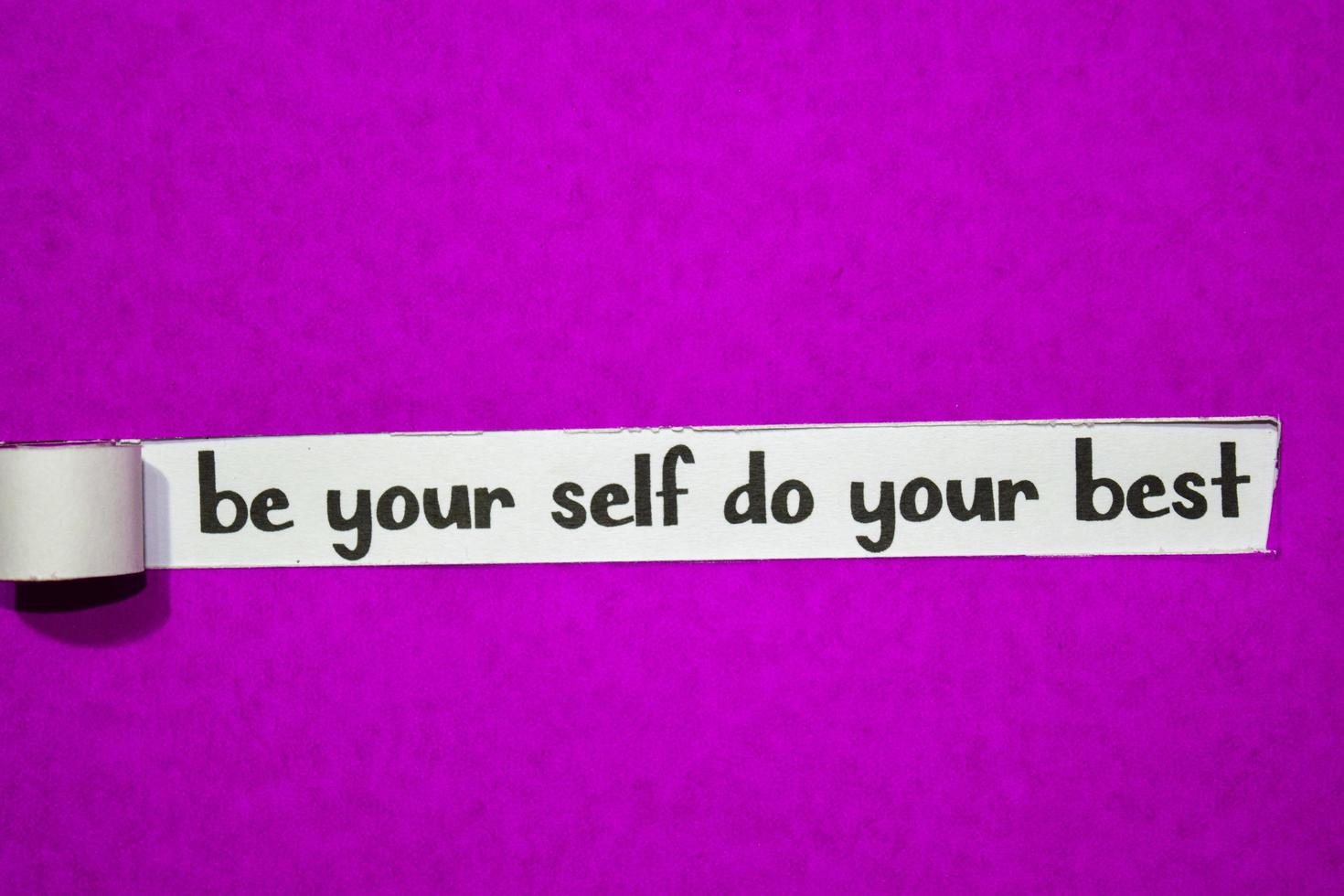 Sea usted mismo, haga su mejor texto, inspiración, motivación y concepto de negocio en papel rasgado púrpura foto