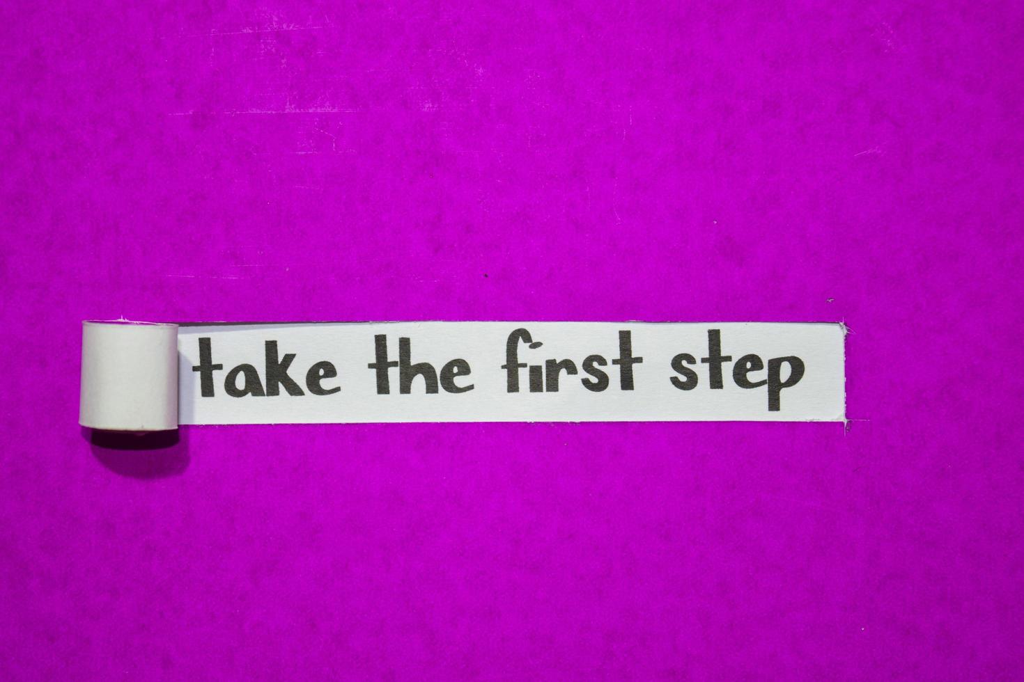dar el primer paso texto, inspiración, motivación y concepto de negocio en papel rasgado violeta foto