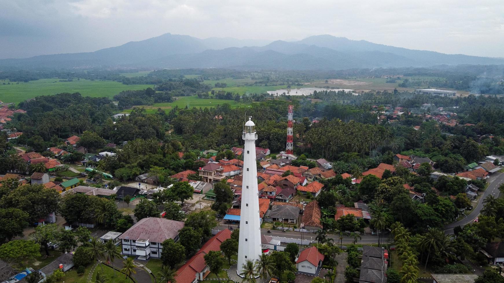 Banten, Indonesia 2021: vista aérea del paisaje al atardecer de la roca del mar del faro foto