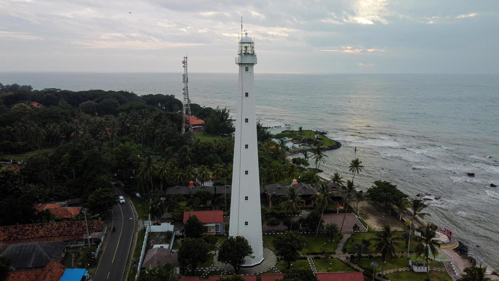 Banten, Indonesia 2021: vista aérea del paisaje al atardecer de la roca del mar del faro foto