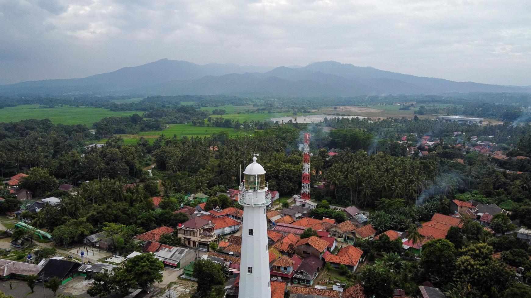 Banten, Indonesia 2021: vista aérea del paisaje al atardecer de la roca del mar del faro foto