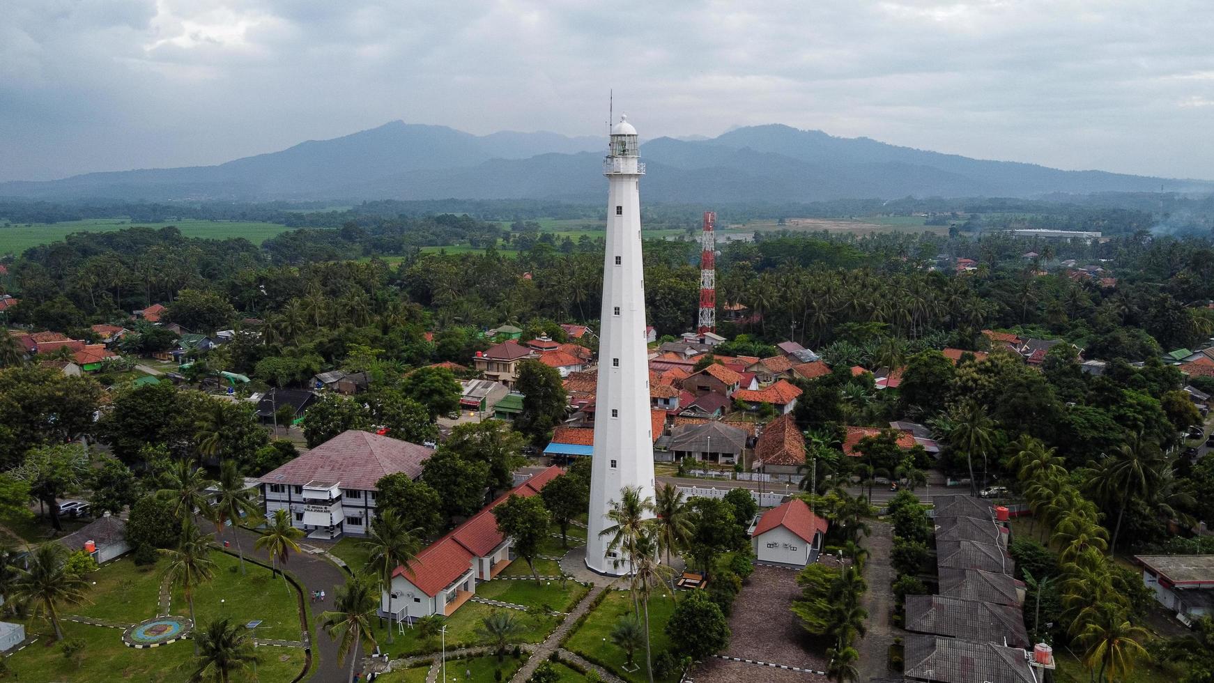 Banten, Indonesia 2021: vista aérea del paisaje al atardecer de la roca del mar del faro foto