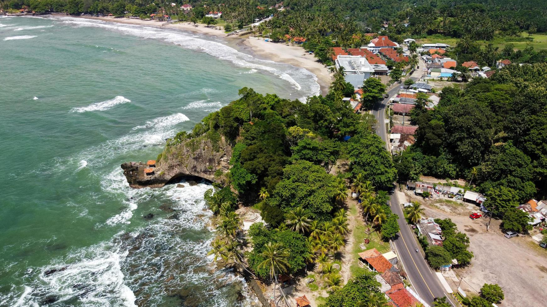 banten, indonesia 2021 - vista aérea de la playa de karang bolong foto