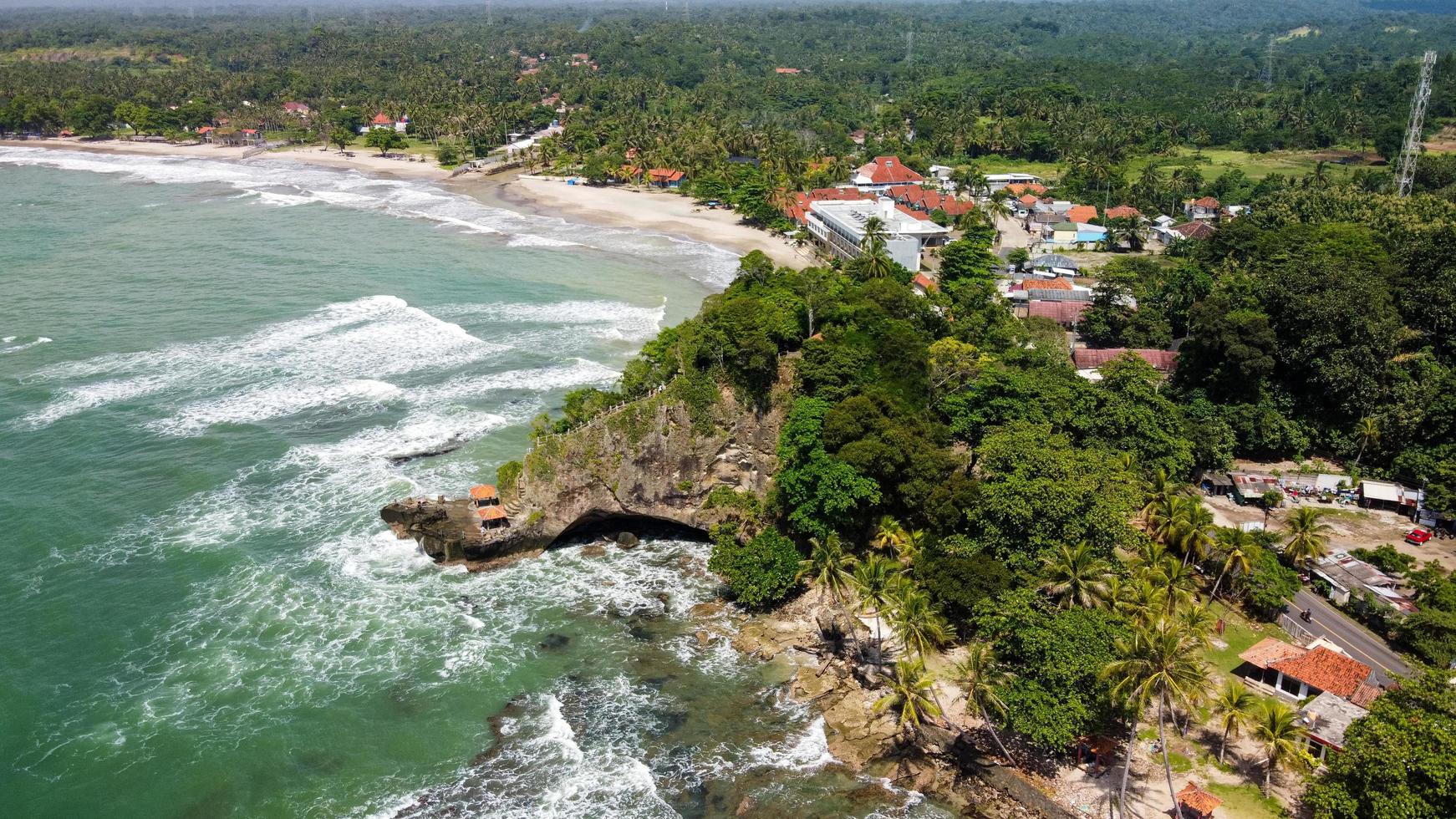 banten, indonesia 2021 - vista aérea de la playa de karang bolong foto