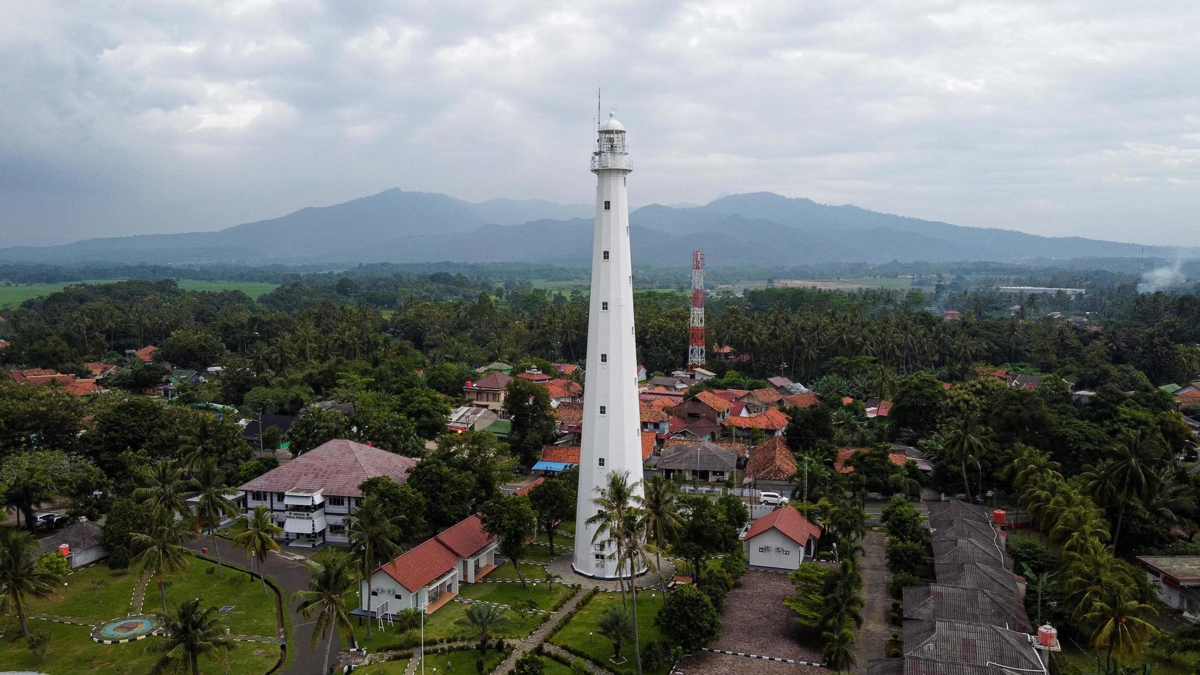 Banten, Indonesia 2021: vista aérea del paisaje al atardecer de la roca del mar del faro foto