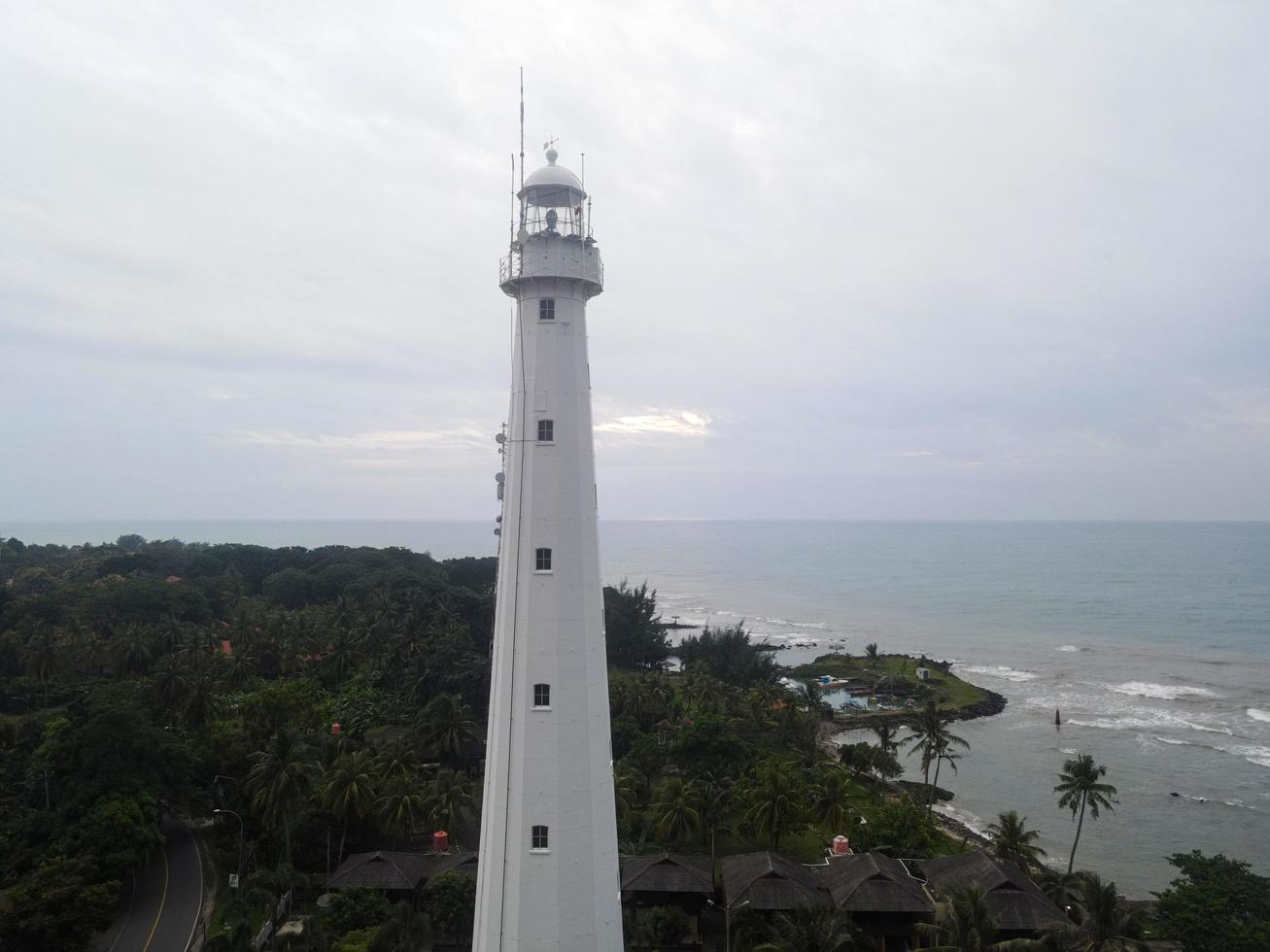 Banten, Indonesia 2021: vista aérea del paisaje al atardecer de la roca del mar del faro foto