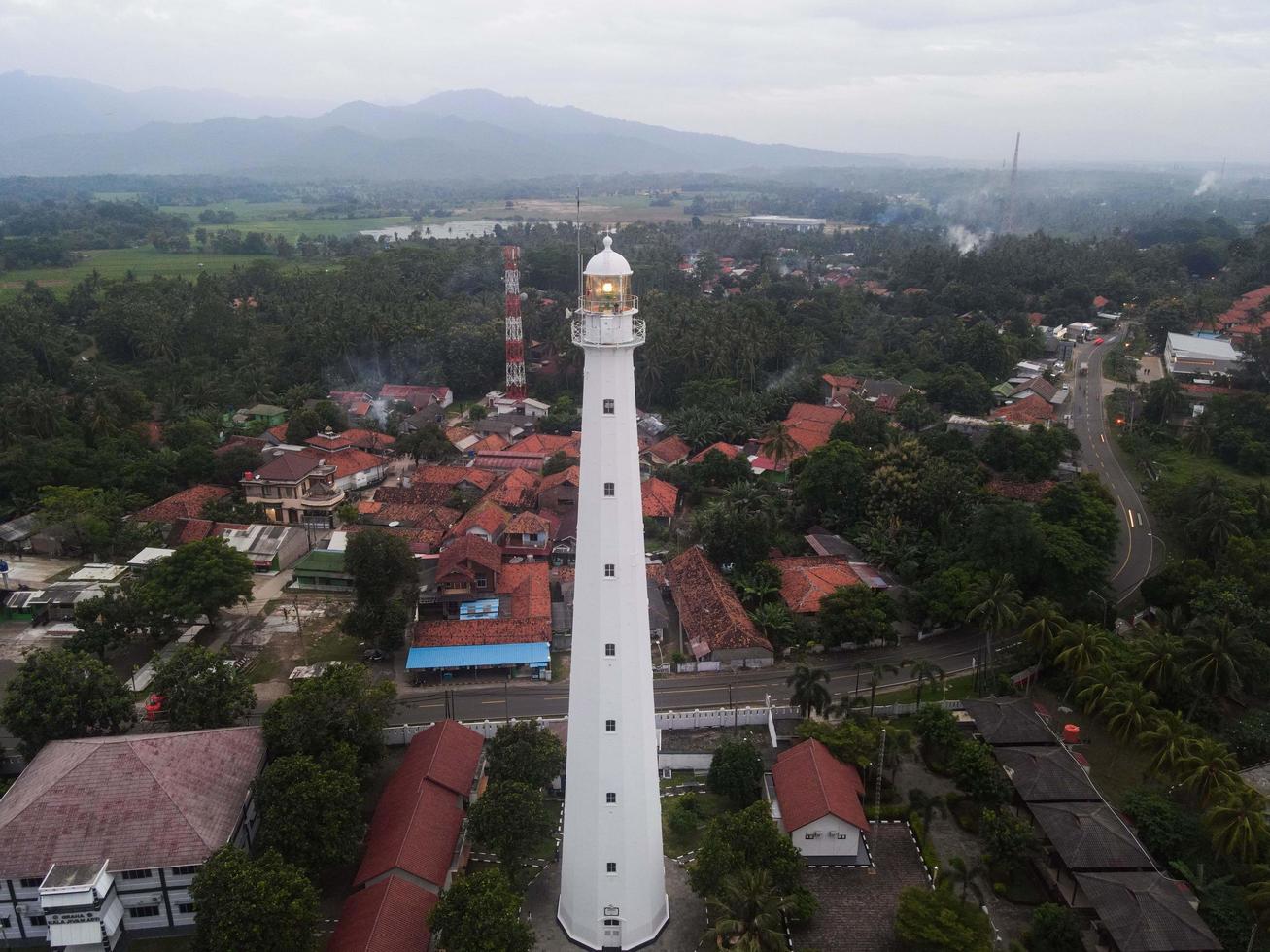 Banten, Indonesia 2021: vista aérea del paisaje al atardecer de la roca del mar del faro foto