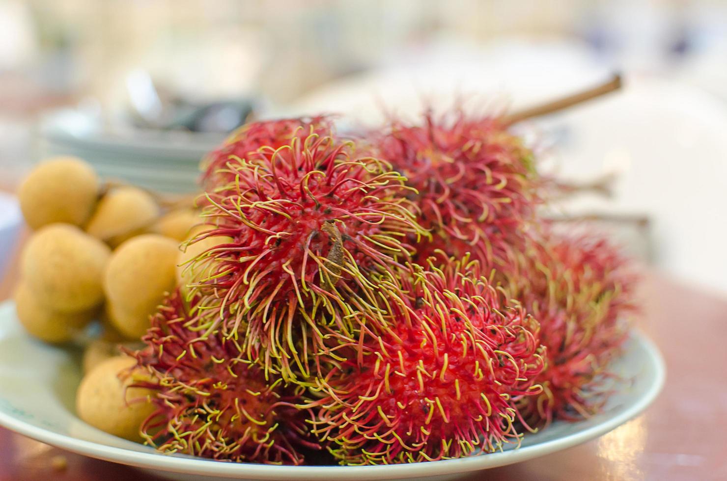 fruta de rambután en un plato foto