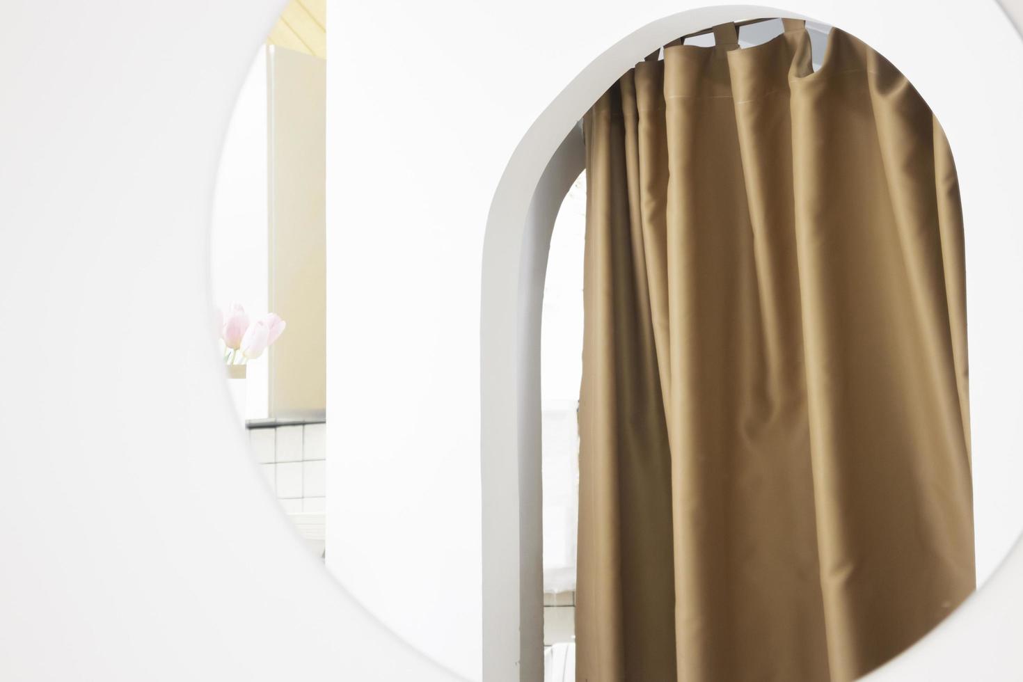 cortina suave en una moderna habitación blanca foto