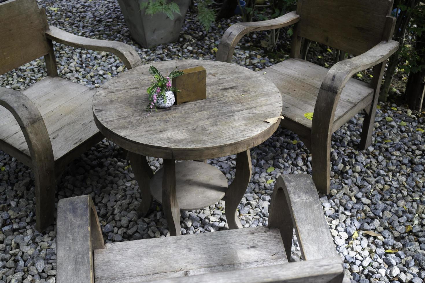 mesa de madera en un jardín foto