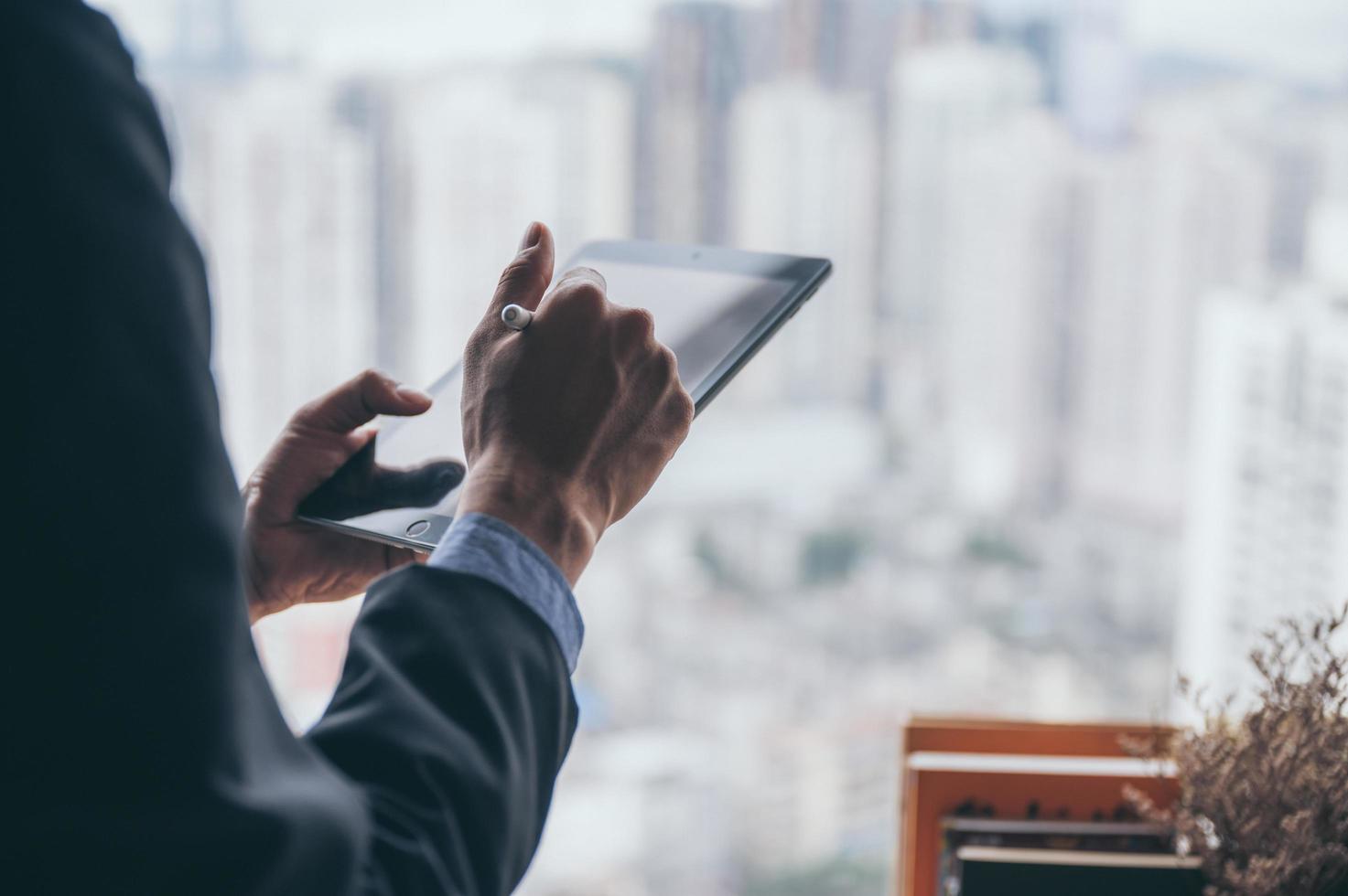 hombre de negocios cerca de una ventana foto