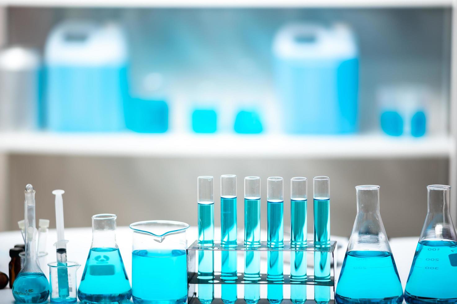 cristalería de laboratorio con líquido azul foto