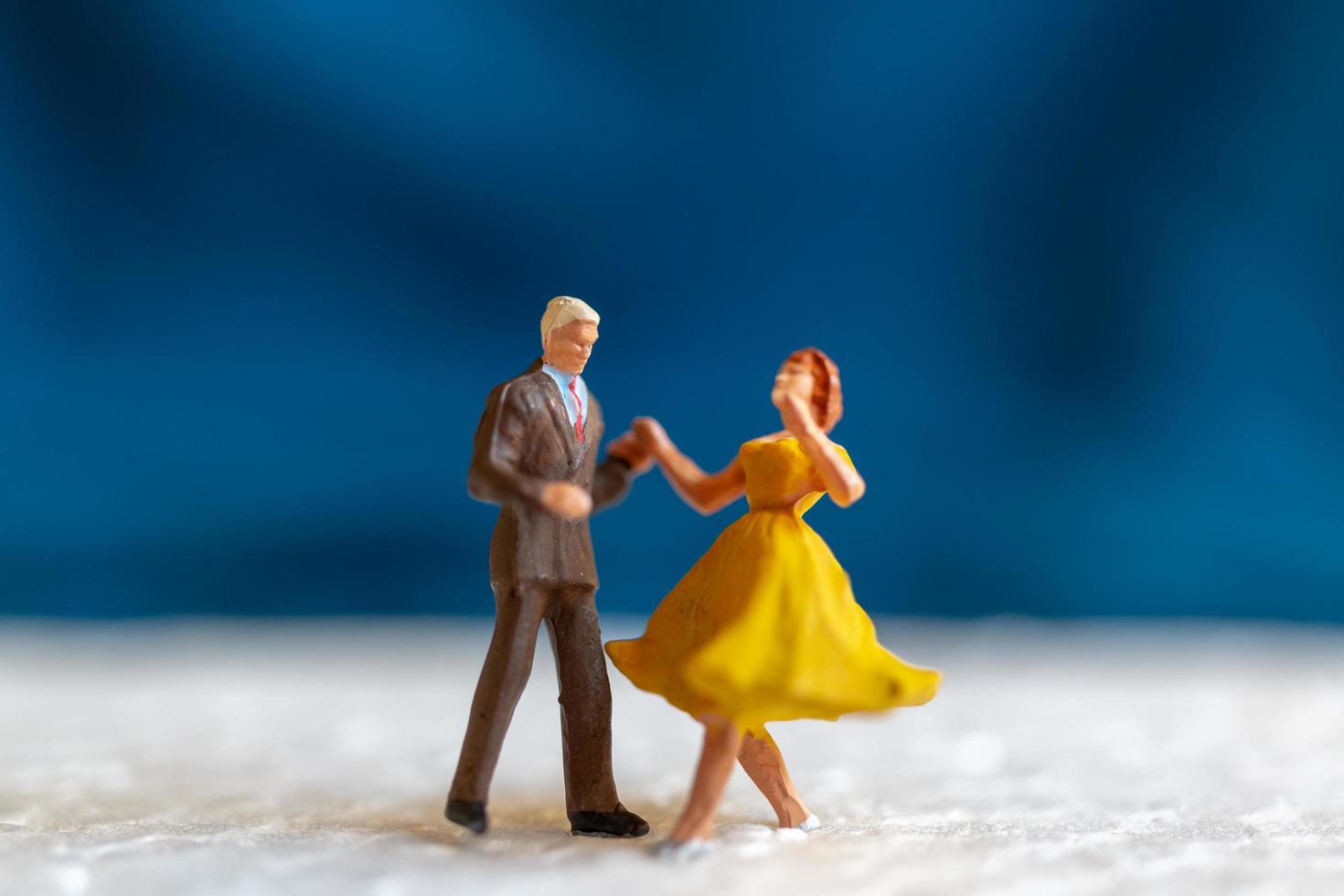 Pareja en miniatura bailando en un piso, concepto de día de San Valentín foto