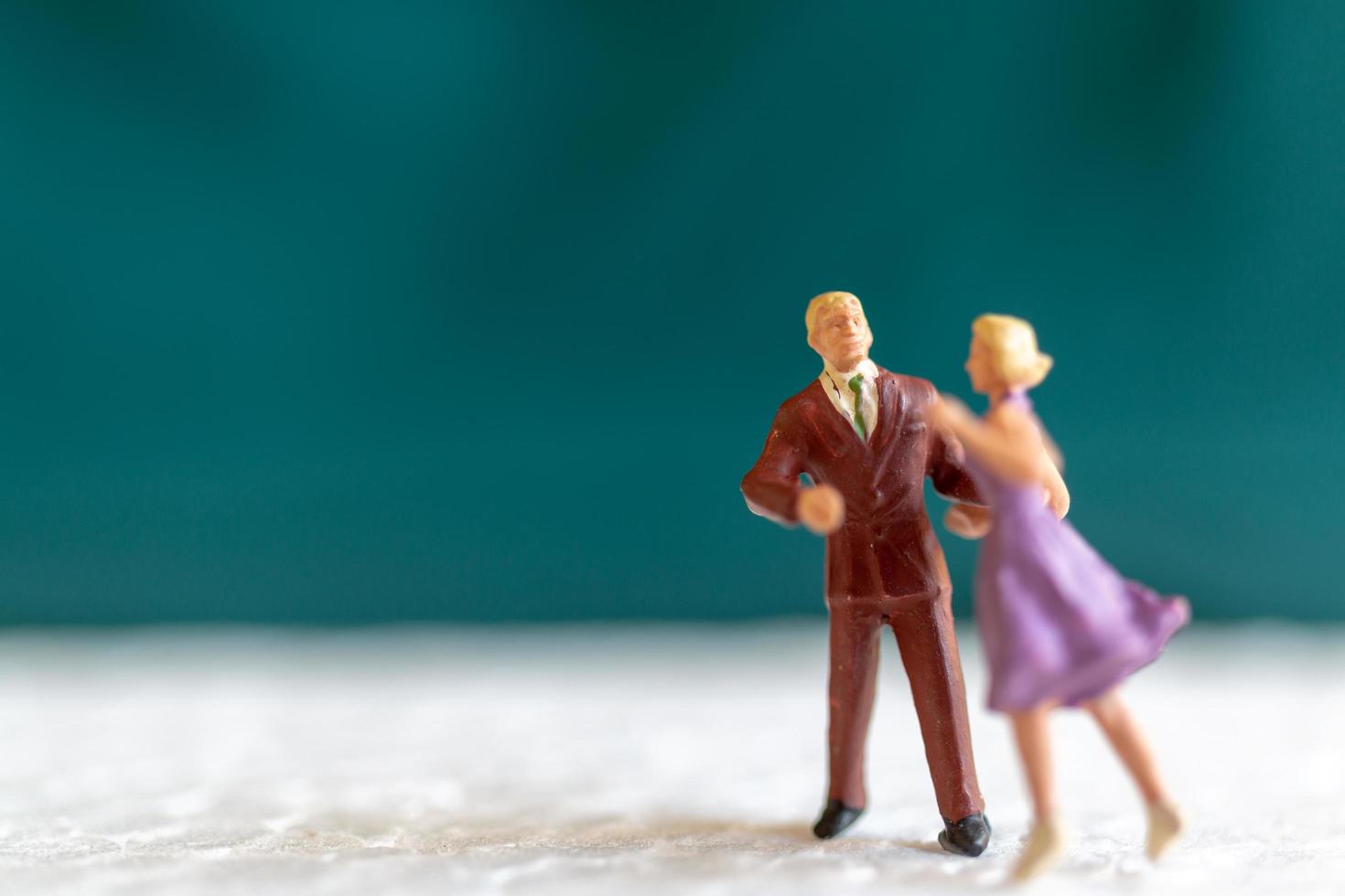 Pareja en miniatura bailando en un piso, concepto de día de San Valentín foto