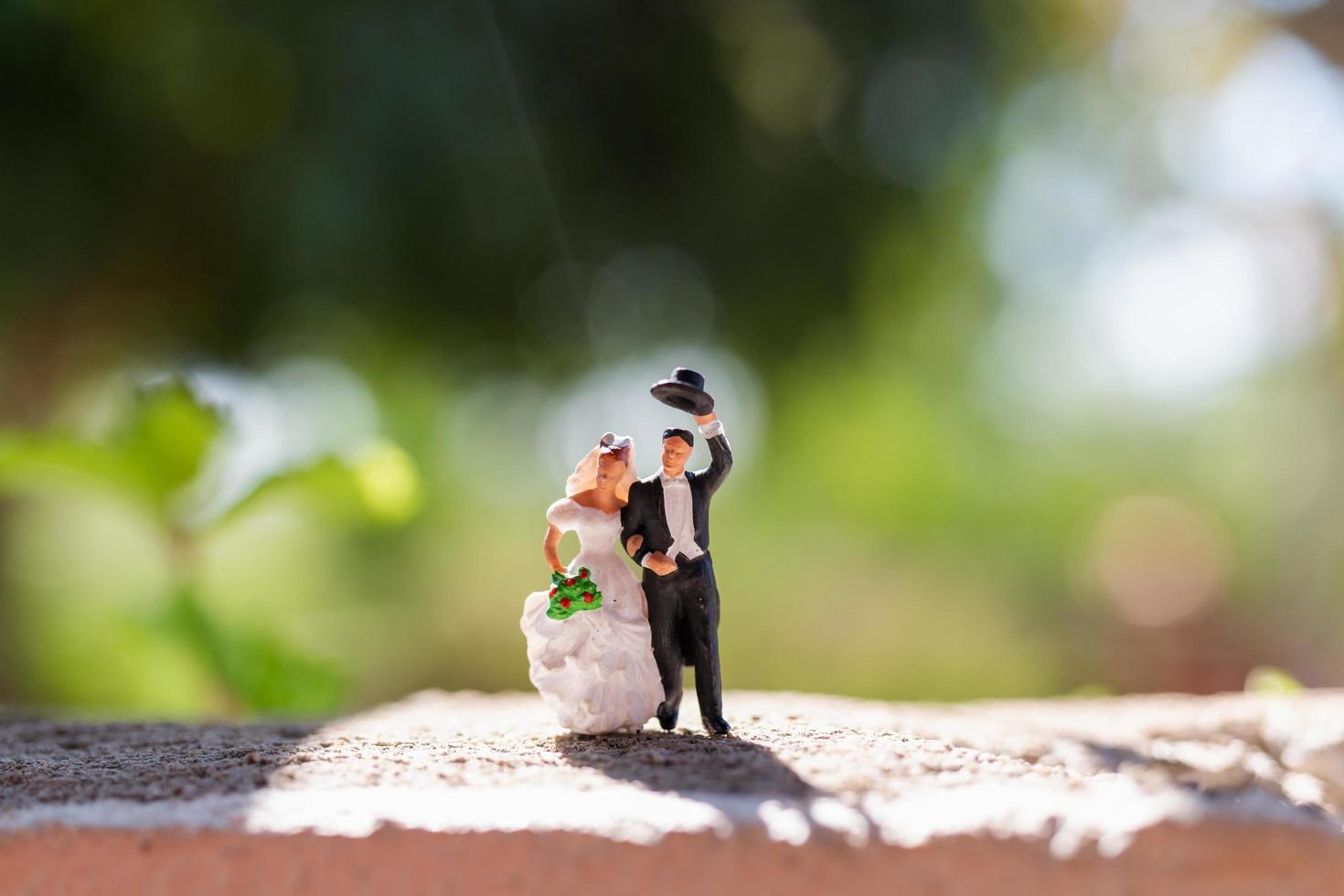 pareja en miniatura de pie en el parque foto