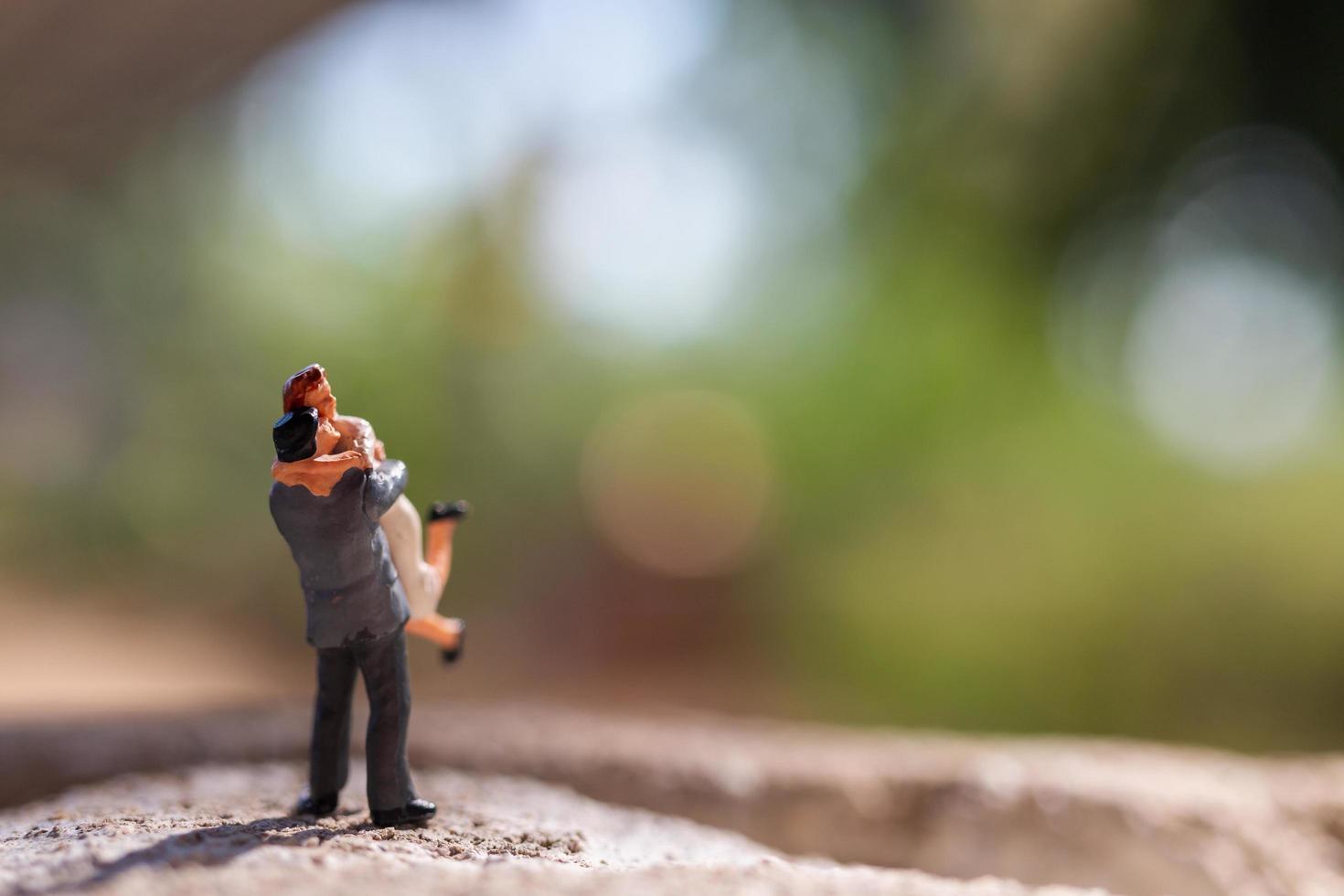 pareja en miniatura de pie en el parque foto