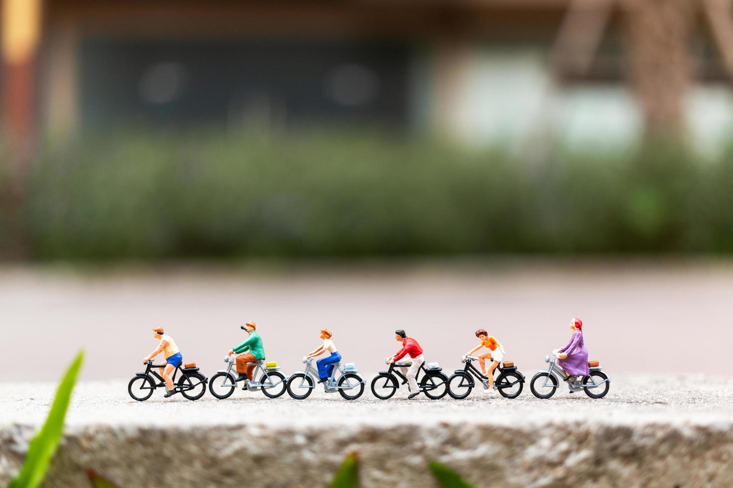 Viajeros en miniatura con bicicletas en el parque, concepto de estilo de vida saludable foto