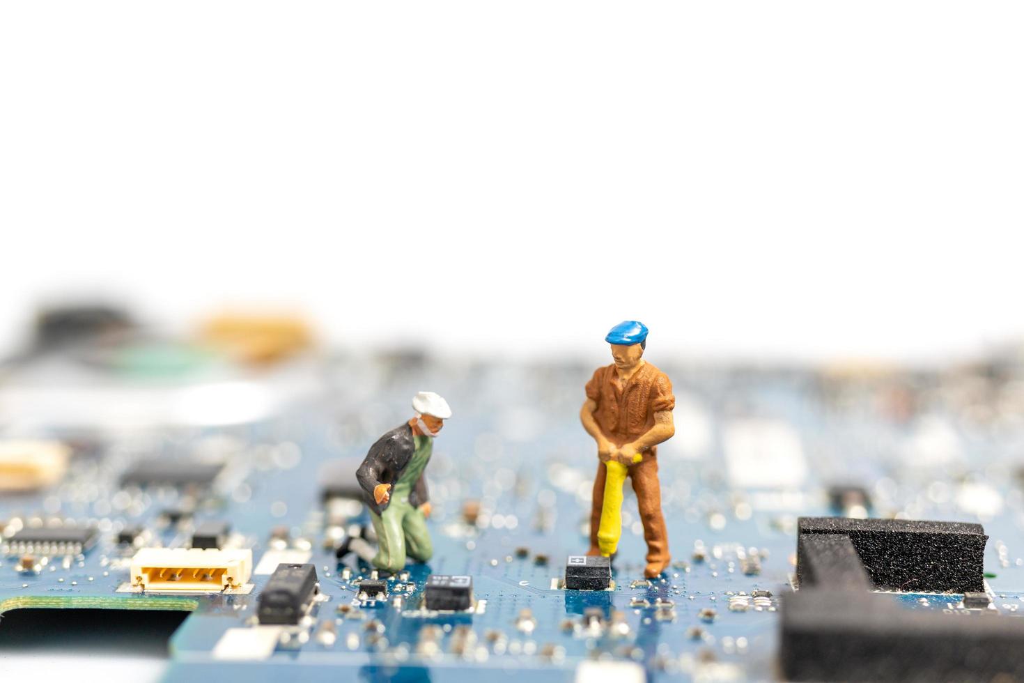 Gente en miniatura trabajando en una placa de CPU, concepto de tecnología foto