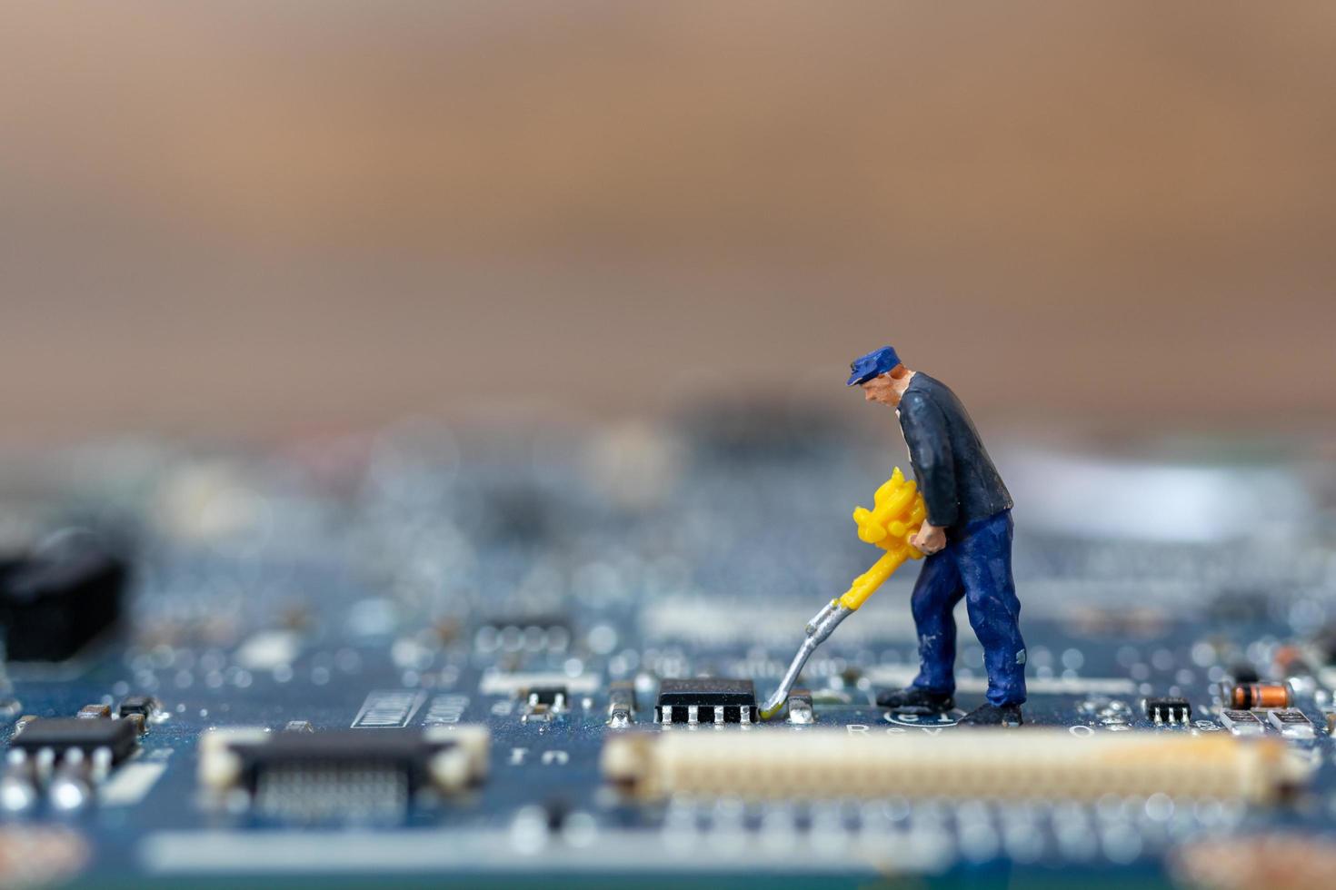 Persona en miniatura que trabaja en una placa de CPU, concepto de tecnología foto